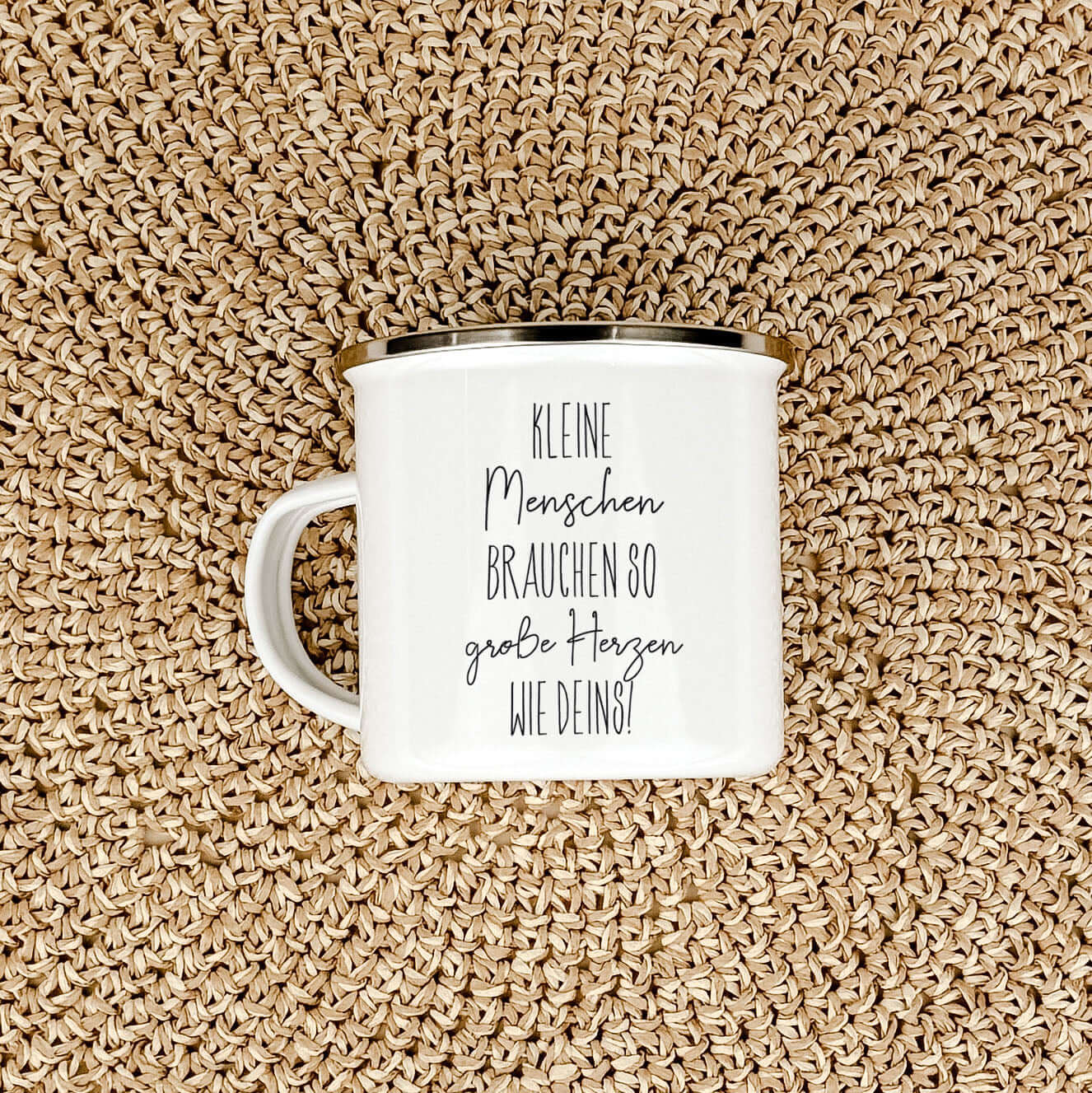 Emaille Tasse kleine Herzen-famprints-Emaille Tasse-Entdecke die Emaille Tasse kleine Herzen, die nicht nur ein praktisches Trinkgefäß ist, sondern auch eine liebevolle Geste für Erzieher oder Lehrer. Mit dem inspirierenden Spruch "Kleine Menschen brauche