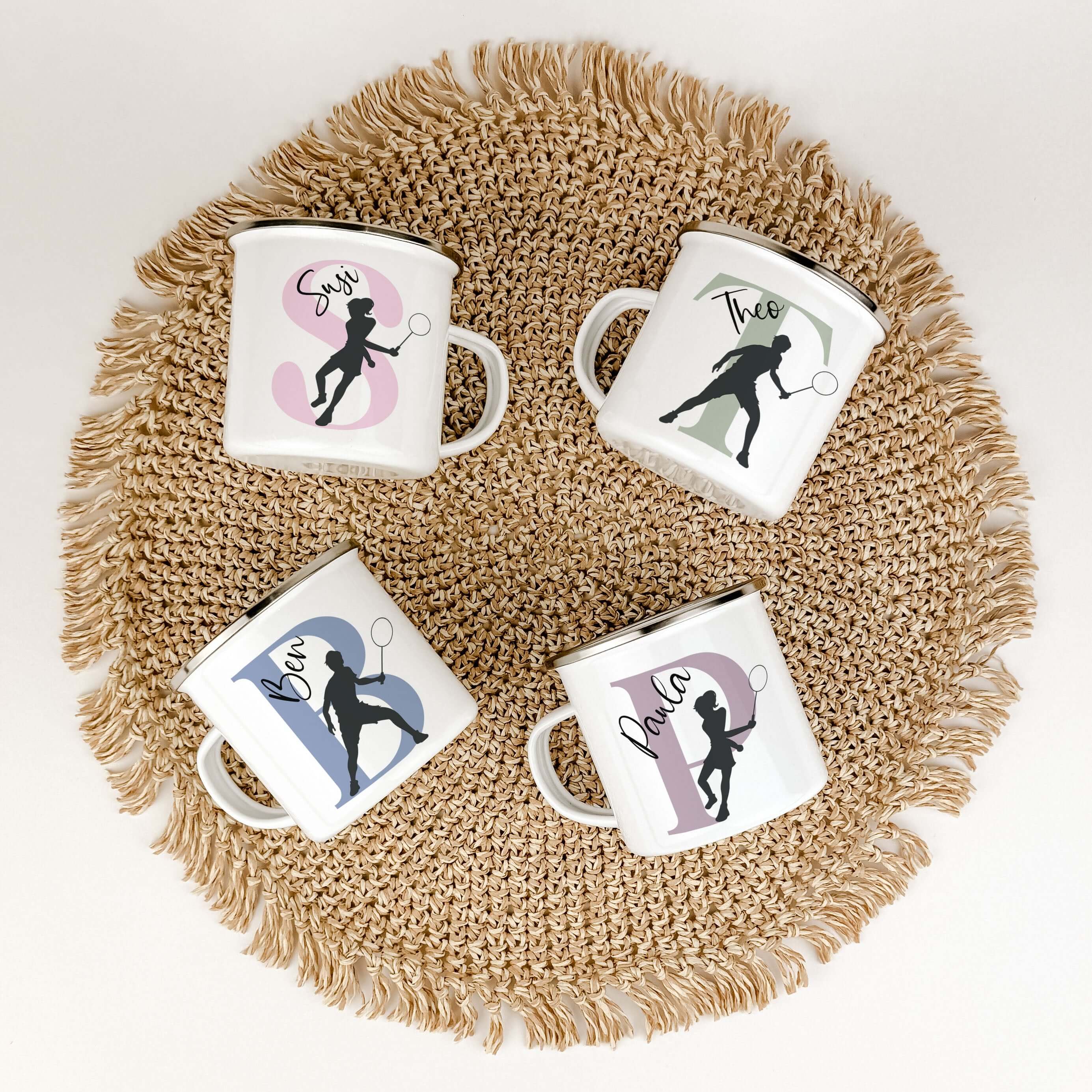 Emaille Tasse mit Namen Badminton-famprints-Emaille Tasse-Entdecke die Emaille Tasse mit Namen Badminton, die nicht nur stilvoll aussieht, sondern auch sofortige Freude bereitet. Diese personalisierte Tasse wird mit deinem Namen und einem Initial bedruckt