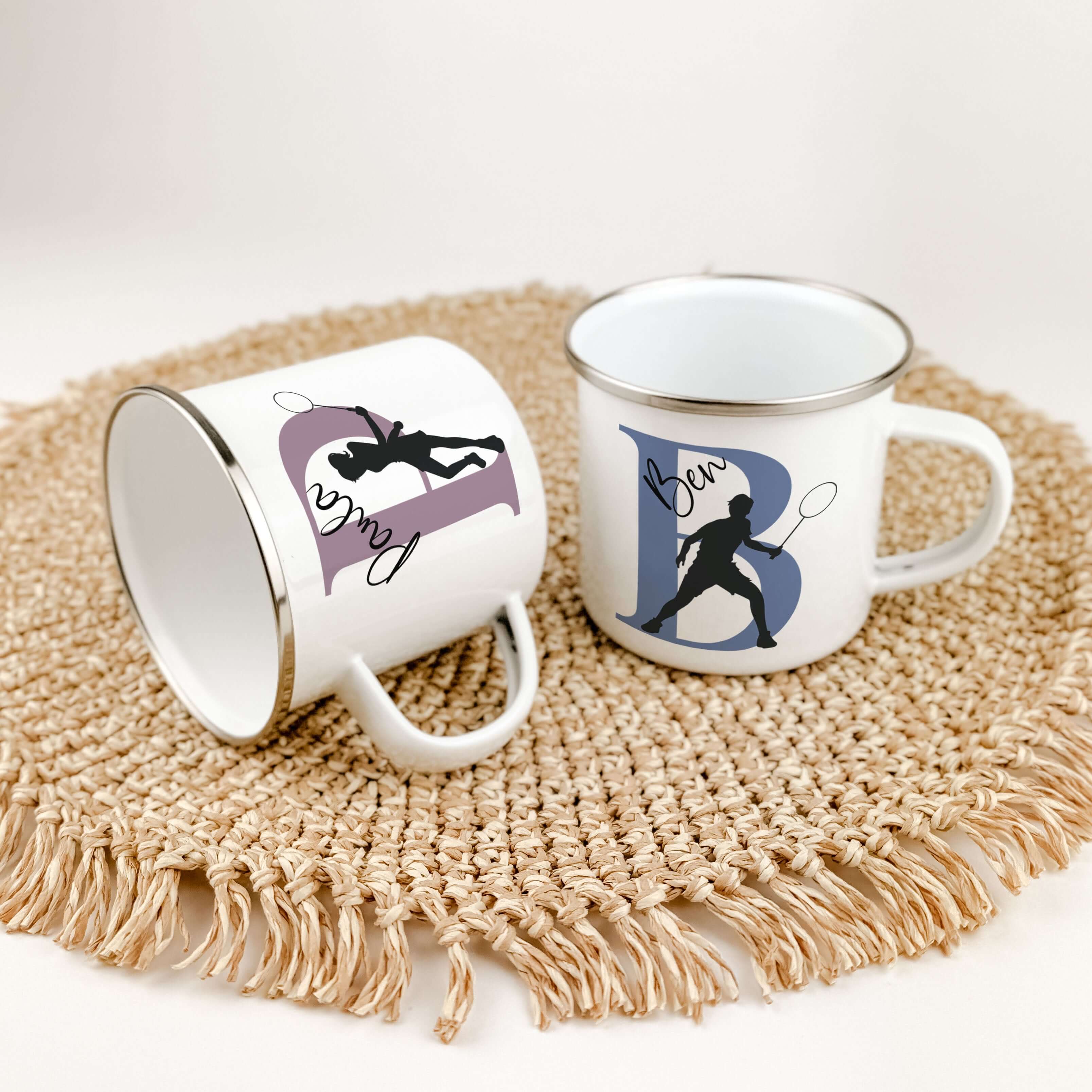 Emaille Tasse mit Namen Badminton-famprints-Emaille Tasse-Entdecke die Emaille Tasse mit Namen Badminton, die nicht nur stilvoll aussieht, sondern auch sofortige Freude bereitet. Diese personalisierte Tasse wird mit deinem Namen und einem Initial bedruckt