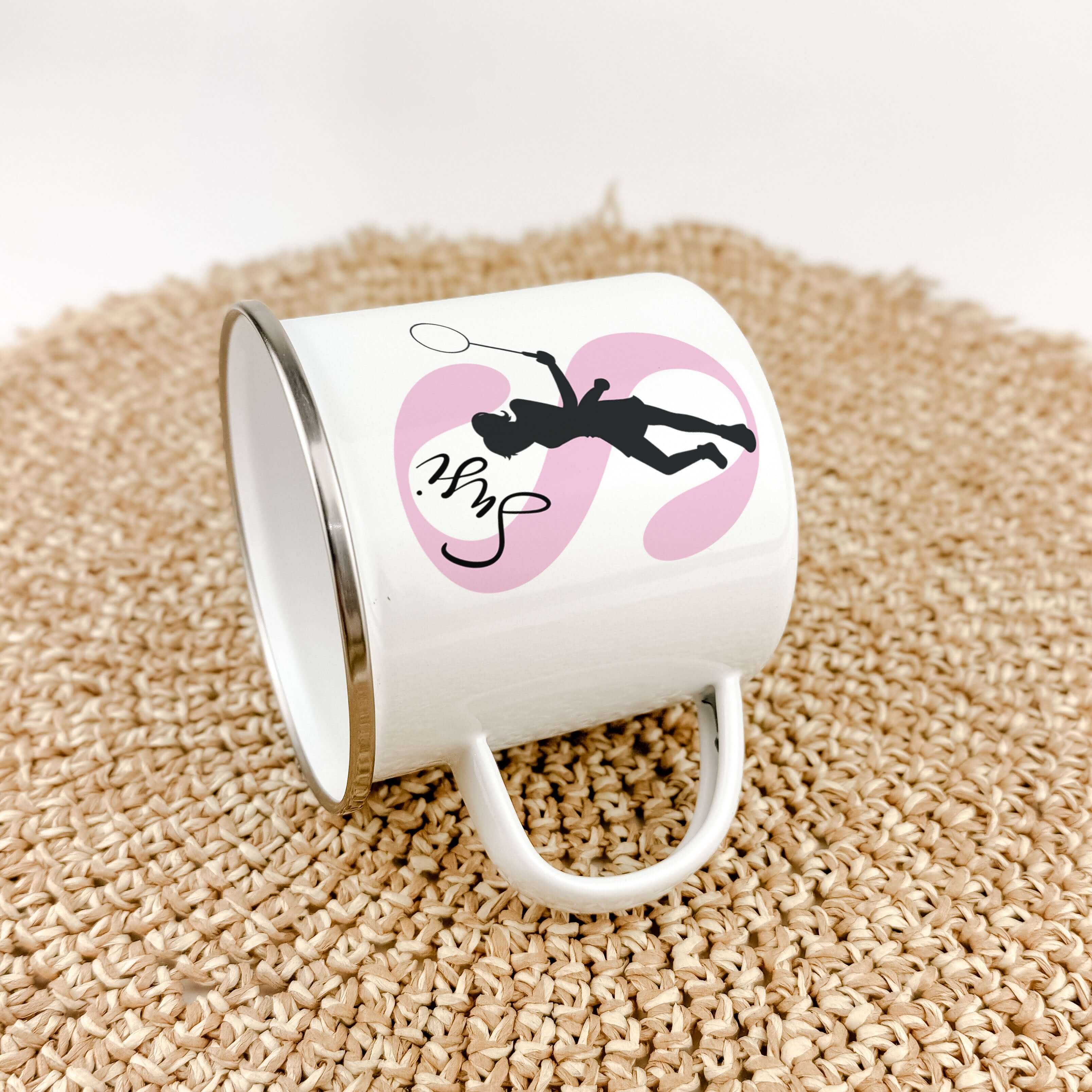 Emaille Tasse mit Namen Badminton-famprints-Emaille Tasse-Entdecke die Emaille Tasse mit Namen Badminton, die nicht nur stilvoll aussieht, sondern auch sofortige Freude bereitet. Diese personalisierte Tasse wird mit deinem Namen und einem Initial bedruckt
