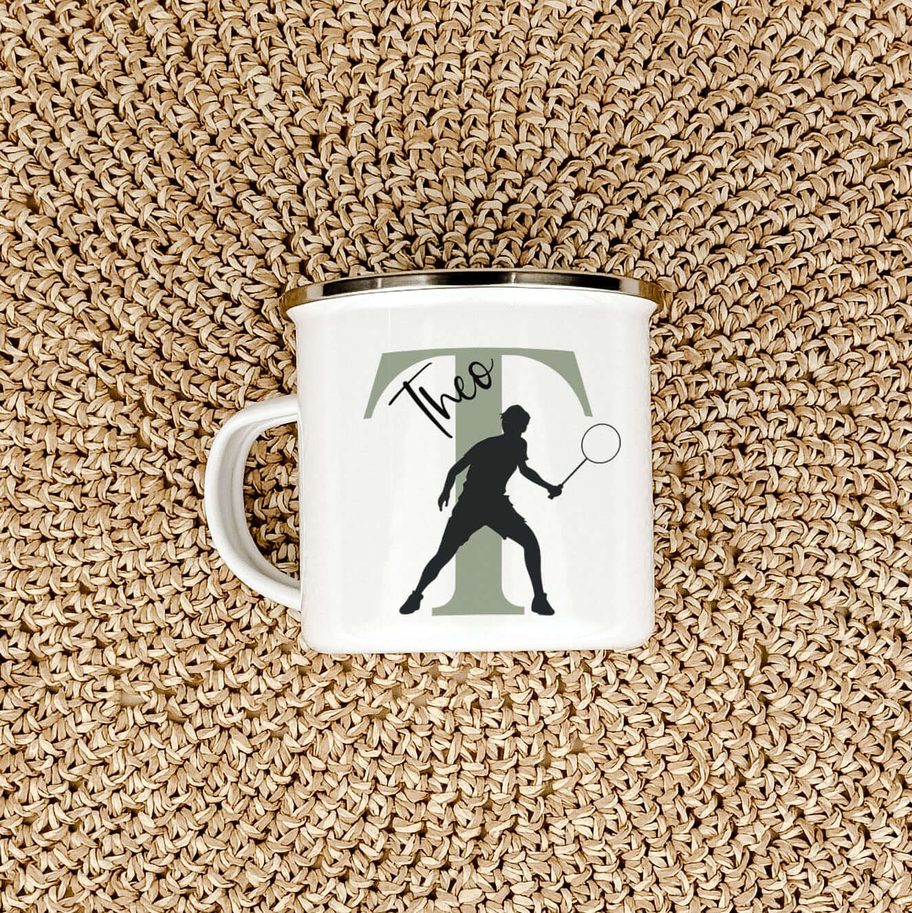 Emaille Tasse mit Namen Badminton-famprints-Emaille Tasse-Entdecke die Emaille Tasse mit Namen Badminton, die nicht nur stilvoll aussieht, sondern auch sofortige Freude bereitet. Diese personalisierte Tasse wird mit deinem Namen und einem Initial bedruckt