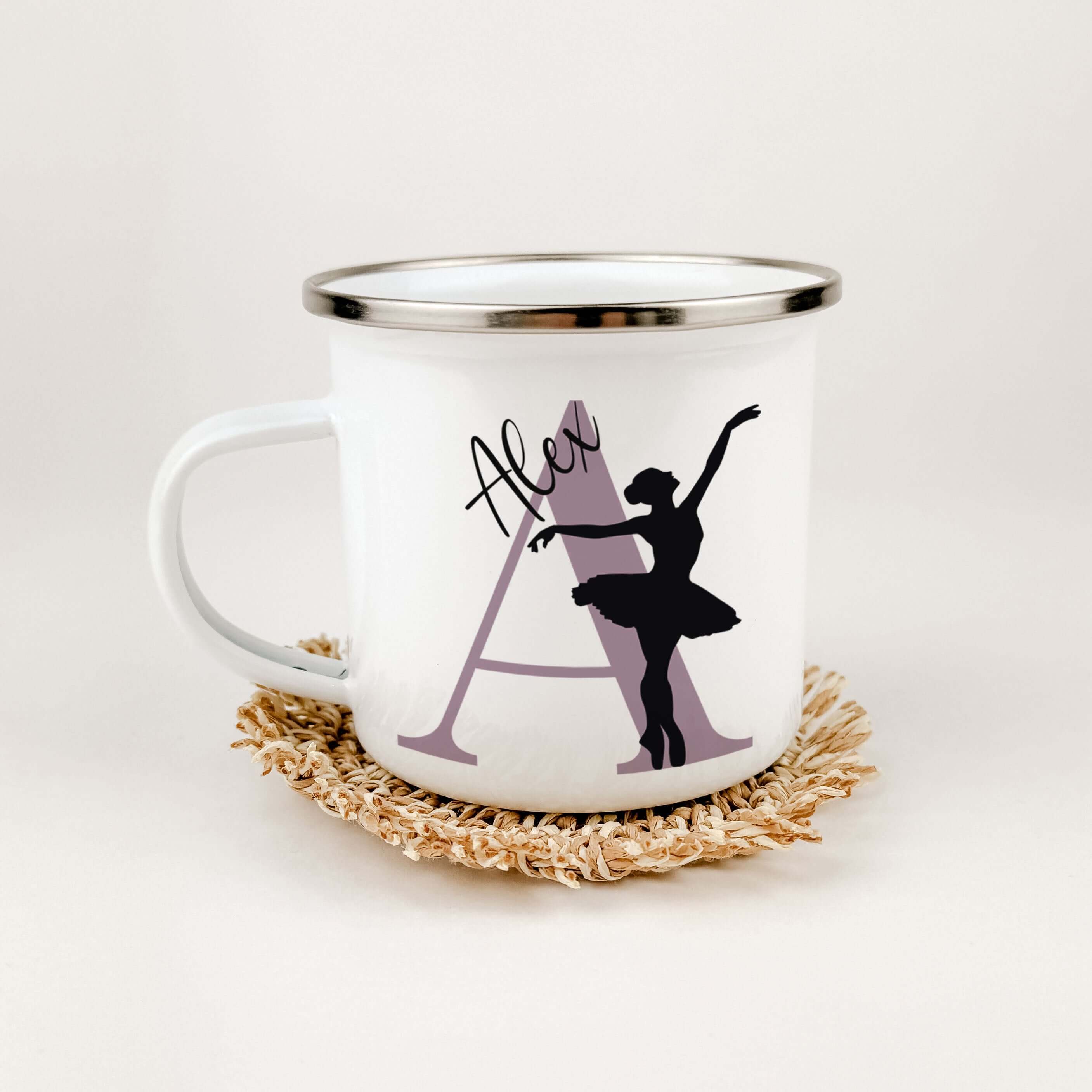 Emaille Tasse mit Namen Ballett-famprints-Emaille Tasse-Entdecke die Emaille Tasse mit Namen Ballett – das perfekte Geschenk für kleine Ballett-Liebhaber! Mit dieser personalisierten Tasse bringst Du Freude in den Alltag und schaffst unvergessliche Erinne