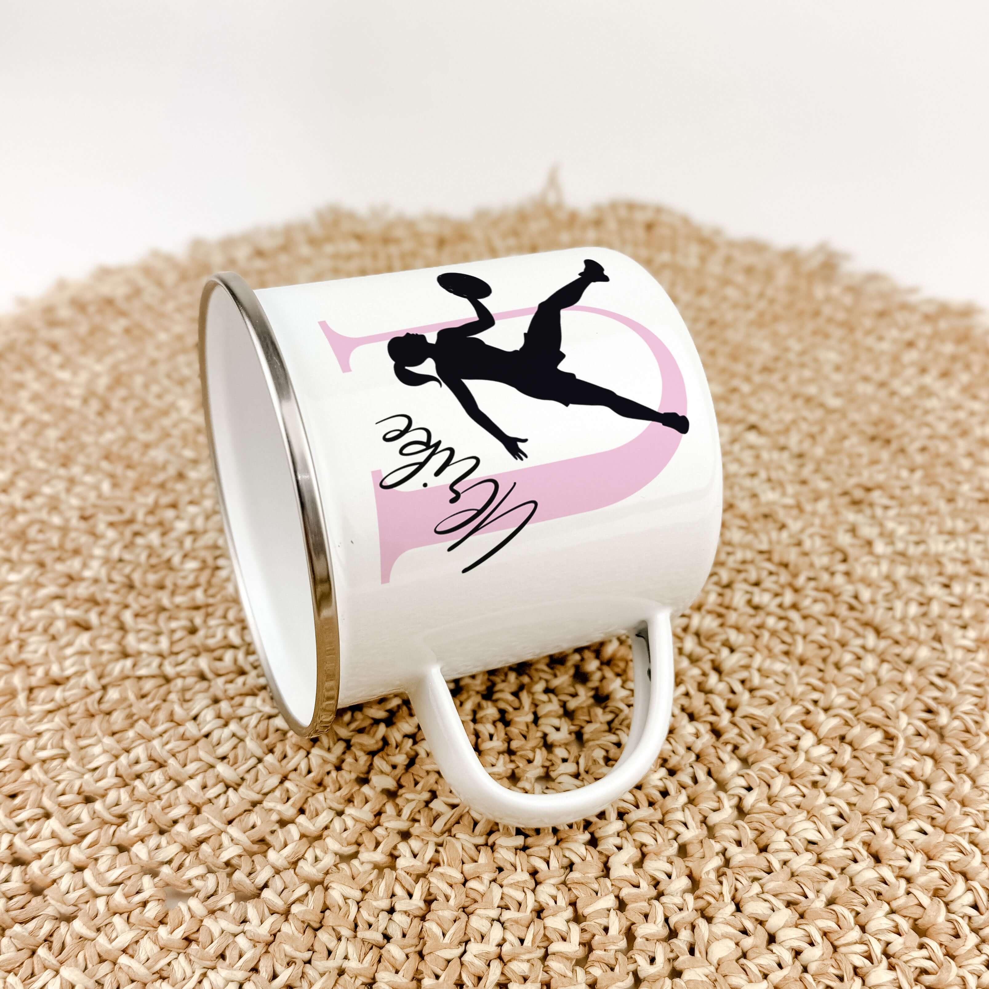 Emaille Tasse mit Namen Basketball-famprints-Emaille Tasse-Entdecke die Emaille Tasse mit Namen Basketball – das perfekte Geschenk für kleine Basketballfans! Diese personalisierte Tasse verbindet Funktionalität mit einem Hauch von Persönlichkeit, sodass d