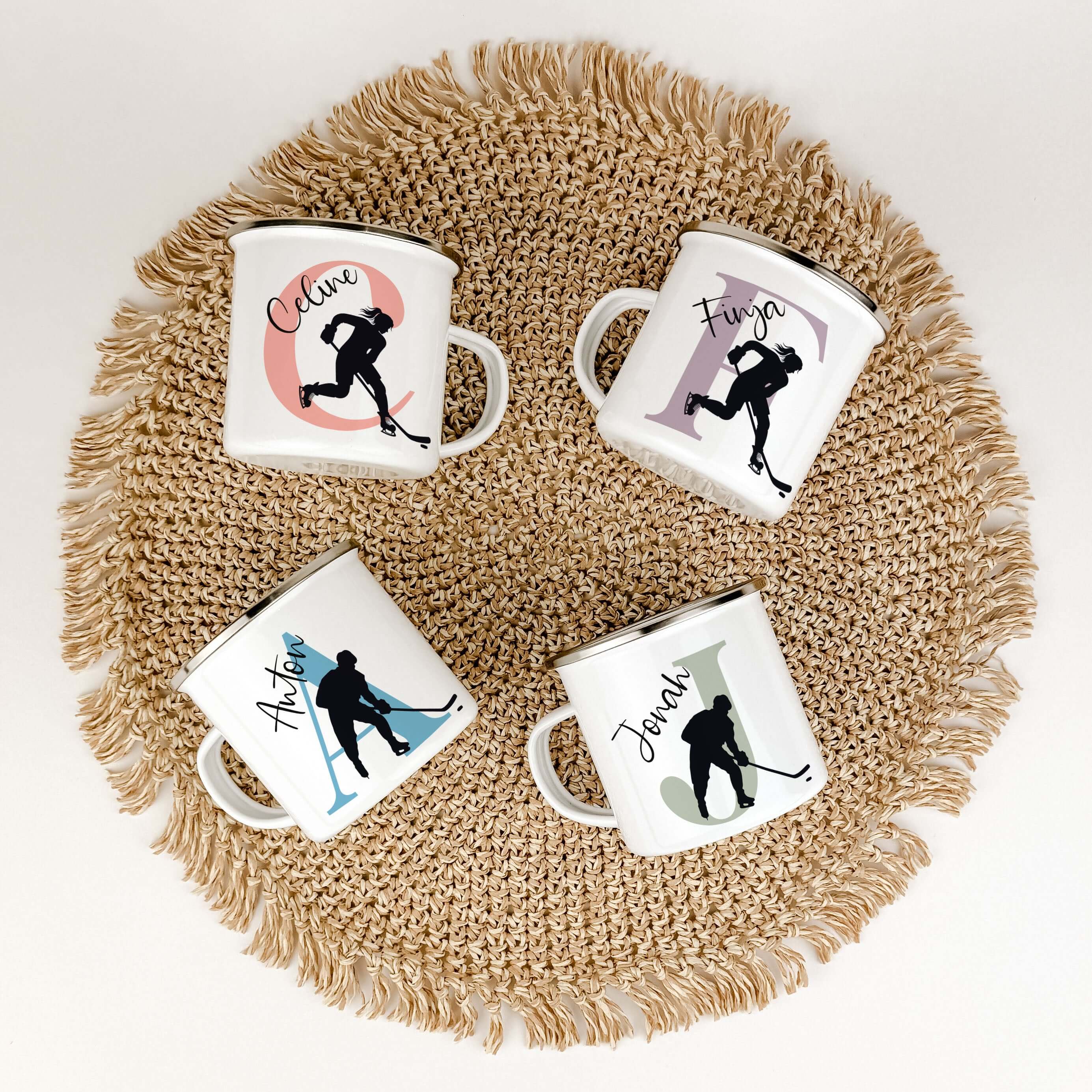 Emaille Tasse mit Namen Eishockey-famprints-Emaille Tasse-Entdecke die perfekte Emaille Tasse für Eishockey-Fans, die nicht nur funktional ist, sondern auch ein ganz persönliches Statement setzt. Mit deinem Namen und Initialen wird jede Tasse zu einem ein