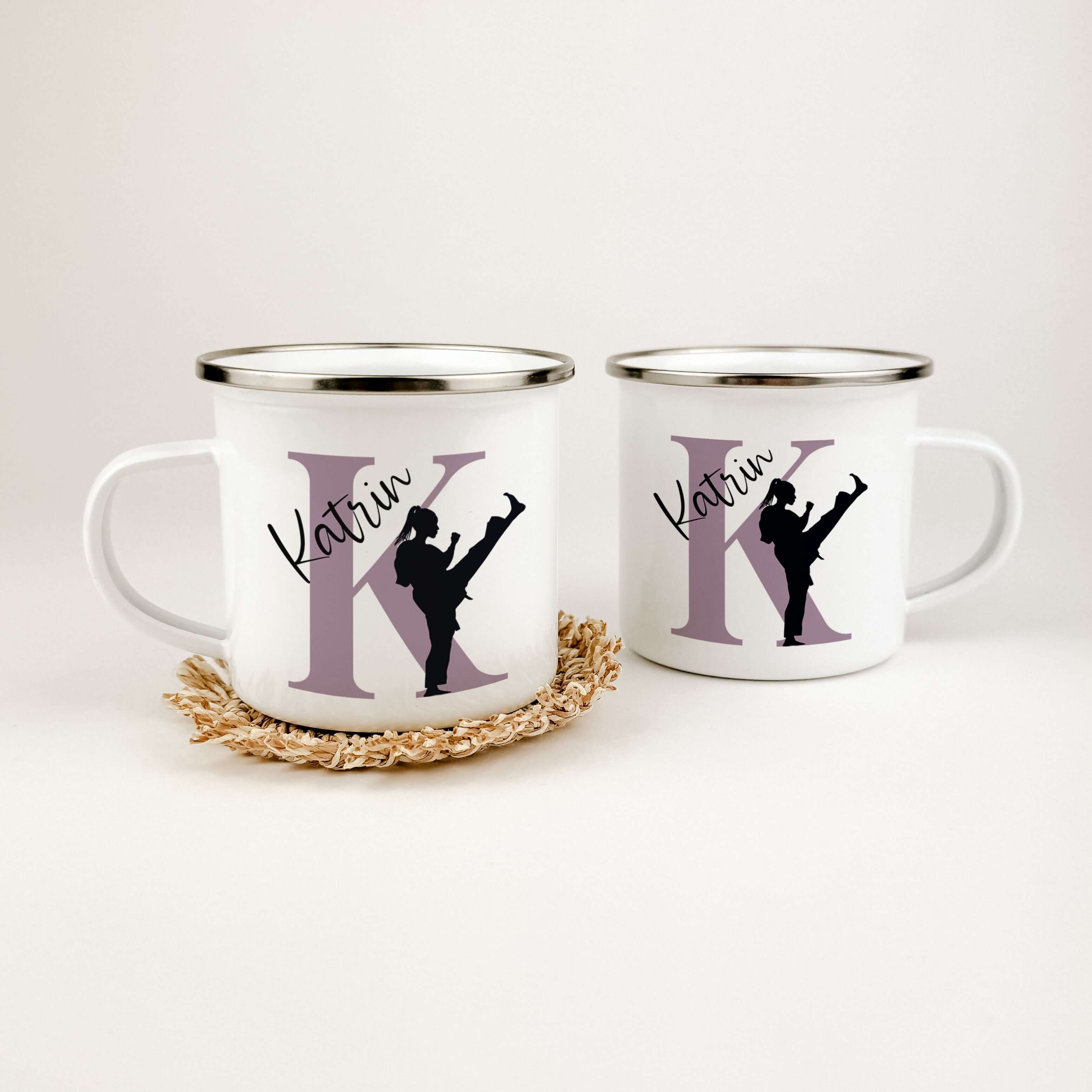 Emaille Tasse mit Namen Judo-famprints-Emaille Tasse-Entdecke die Emaille Tasse mit Namen Judo – der perfekte Begleiter für kleine Judoka! Mit dieser personalisierten Tasse kannst du nicht nur den Namen deines Kindes stolz zur Schau stellen, sondern auch