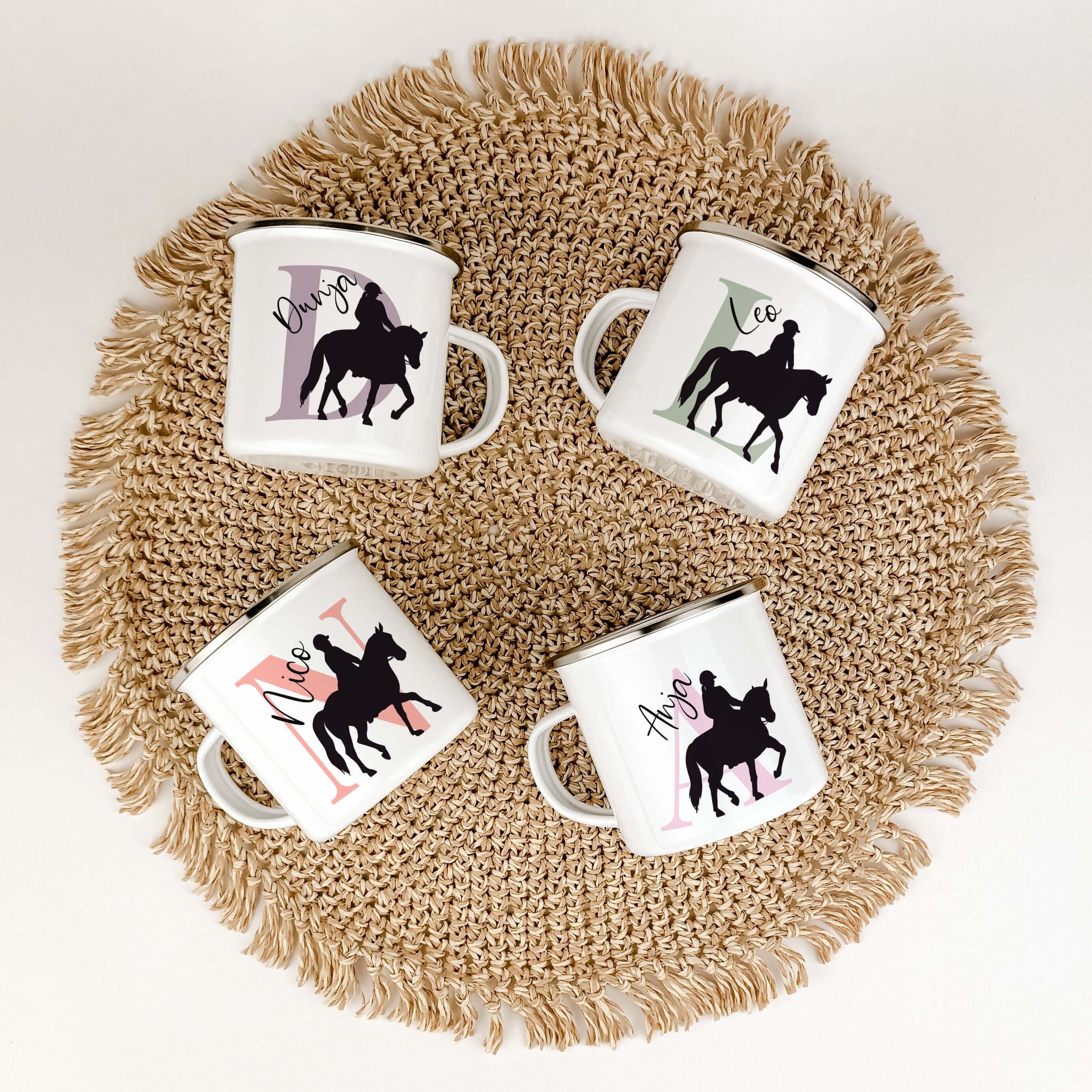 Emaille Tasse mit Namen Reiten-famprints-Emaille Tasse-Entdecke die perfekte Emaille Tasse für alle kleinen Reitfans! Mit dieser personalisierten Tasse, die den Namen und die Initialen deines Kindes trägt, wird jeder Schluck zu einem besonderen Erlebnis.