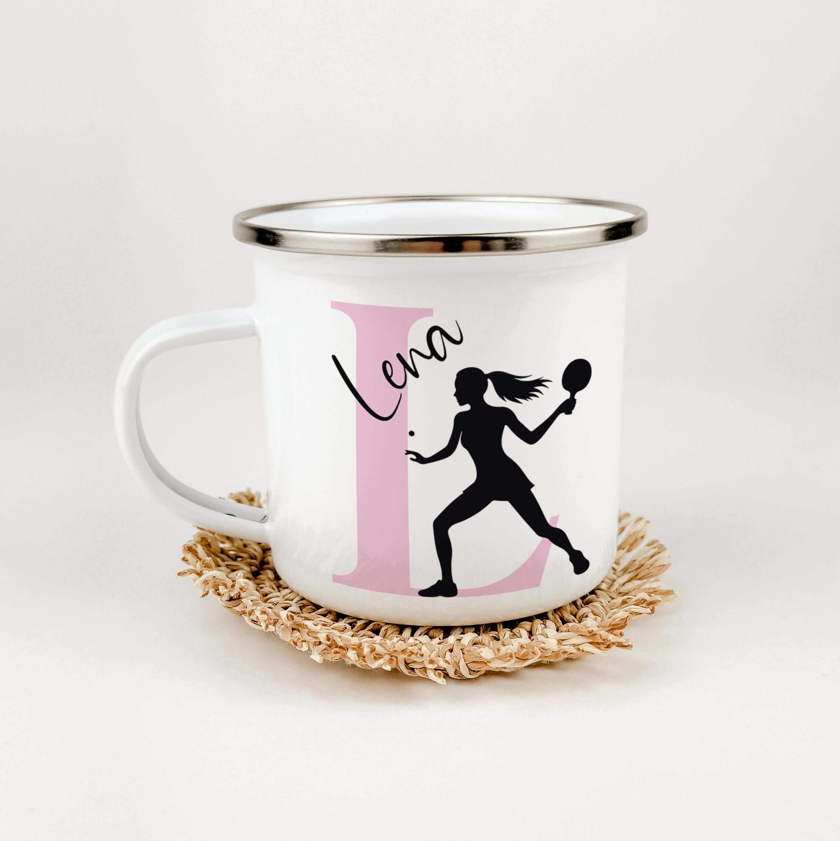 Emaille Tasse mit Namen Tischtennis-famprints-Emaille Tasse-Entdecke die perfekte Emaille Tasse für Tischtennis-Liebhaber! Mit dieser individuell gestaltbaren Tasse bringst du nicht nur Farbe in deinen Alltag, sondern schaffst auch ein einzigartiges Gesch