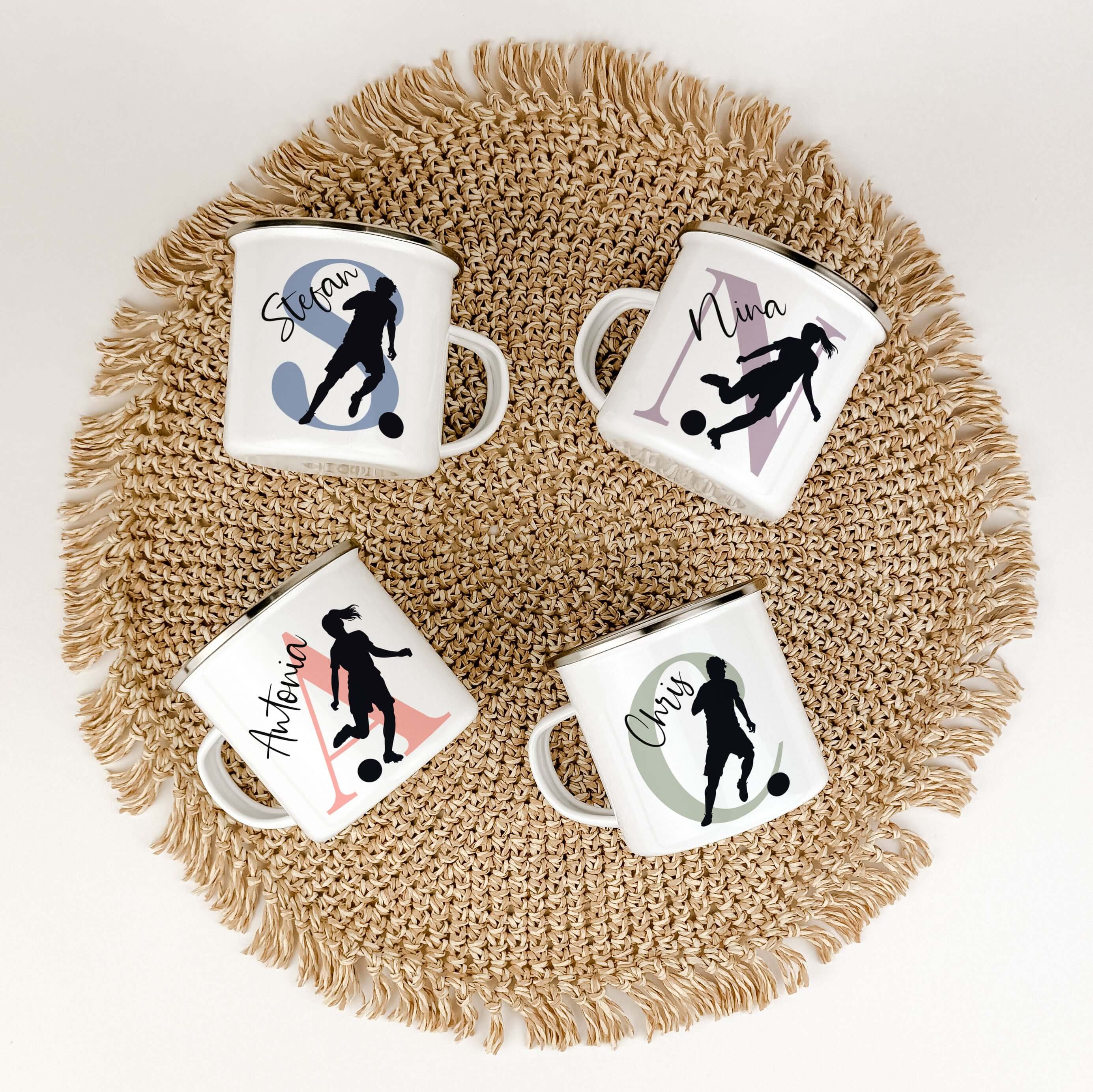 Emaille Tasse mit Namen Fußball-famprints-Emaille Tasse-Entdecke die perfekte Emaille Tasse für kleine Fußballfans – ein individuelles Geschenk, das Freude und Begeisterung weckt! Mit dieser personalisierten Tasse bringst du nicht nur ein Lächeln auf die