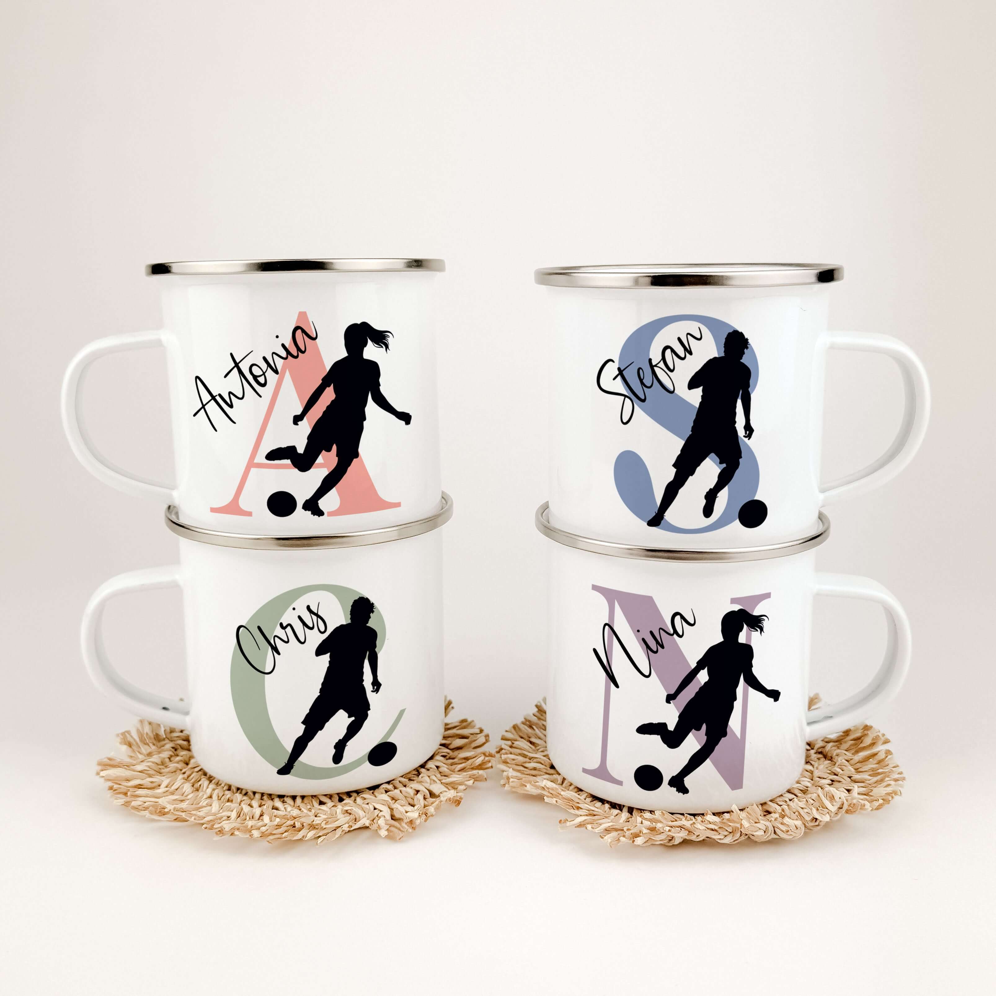 Emaille Tasse mit Namen Fußball-famprints-Emaille Tasse-Entdecke die perfekte Emaille Tasse für kleine Fußballfans – ein individuelles Geschenk, das Freude und Begeisterung weckt! Mit dieser personalisierten Tasse bringst du nicht nur ein Lächeln auf die