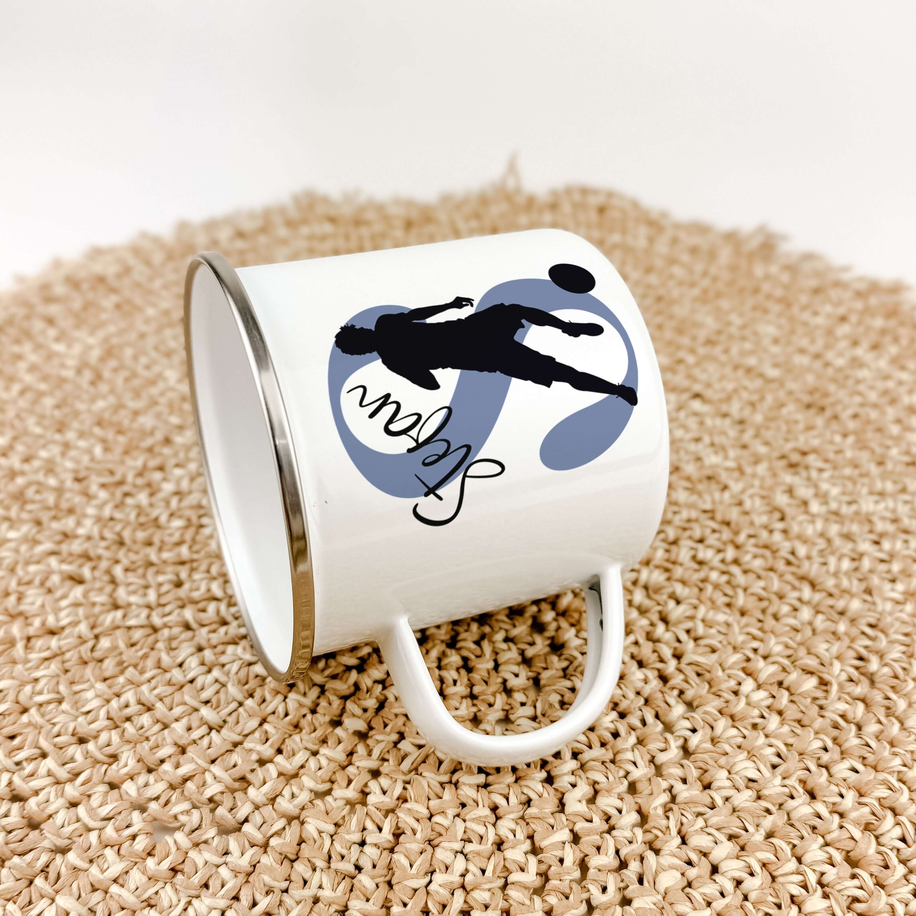 Emaille Tasse mit Namen Fußball-famprints-Emaille Tasse-Entdecke die perfekte Emaille Tasse für kleine Fußballfans – ein individuelles Geschenk, das Freude und Begeisterung weckt! Mit dieser personalisierten Tasse bringst du nicht nur ein Lächeln auf die
