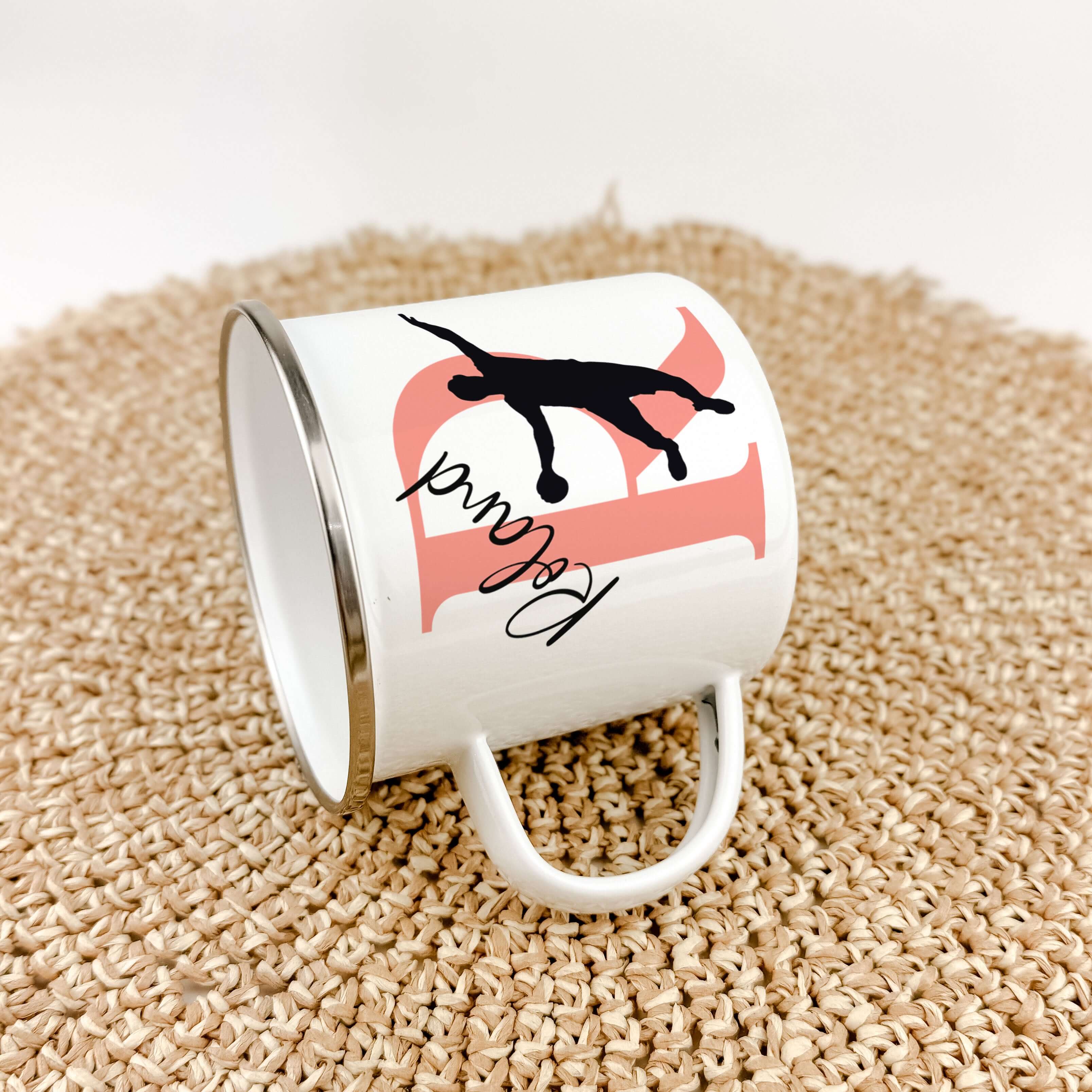 Emaille Tasse mit Namen Handball-famprints-Emaille Tasse-Entdecke die Emaille Tasse mit Namen Handball – das perfekte Geschenk für kleine Handballfans! Diese personalisierte Tasse bringt Freude in den Alltag und sorgt für ein Lächeln bei jedem Schluck. Mi