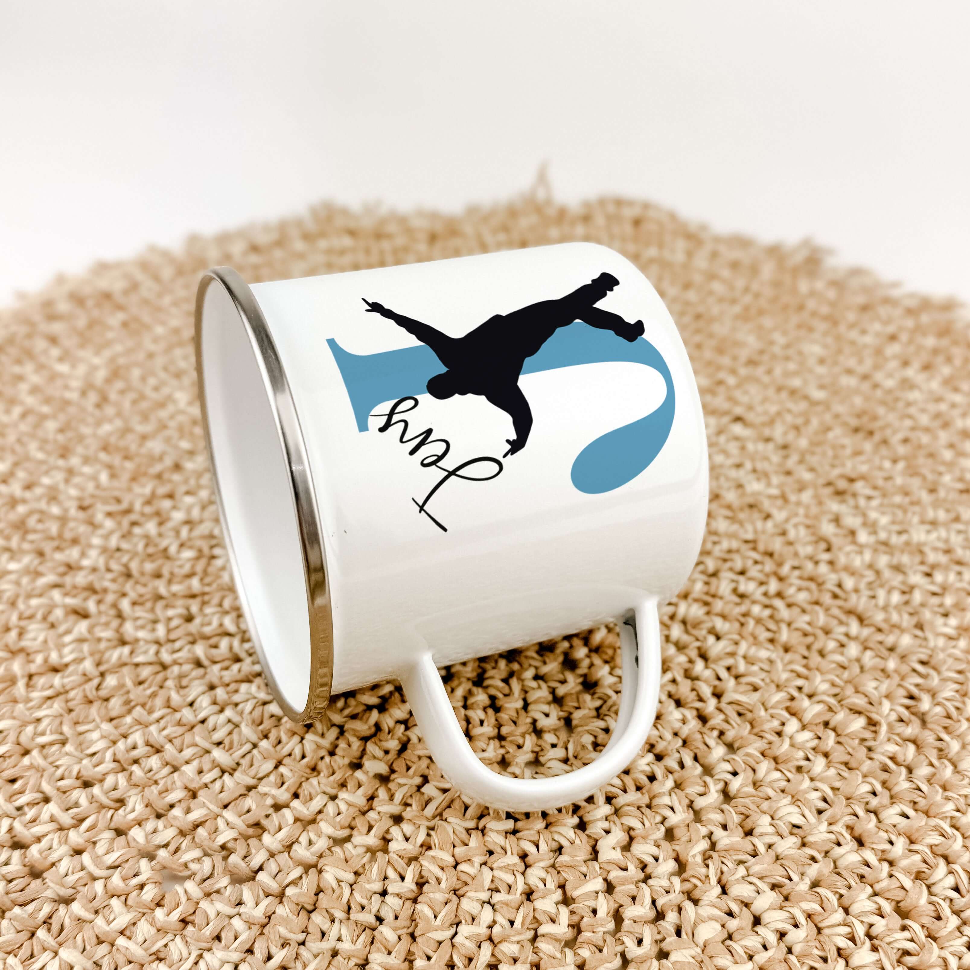 Emaille Tasse mit Namen Tanzen-famprints-Emaille Tasse-Entdecke die Emaille Tasse mit Namen Tanzen – das perfekte Geschenk für junge Tanzbegeisterte! Diese personalisierte Tasse bringt nicht nur Freude, sondern sorgt auch dafür, dass jeder Schluck aus ihr