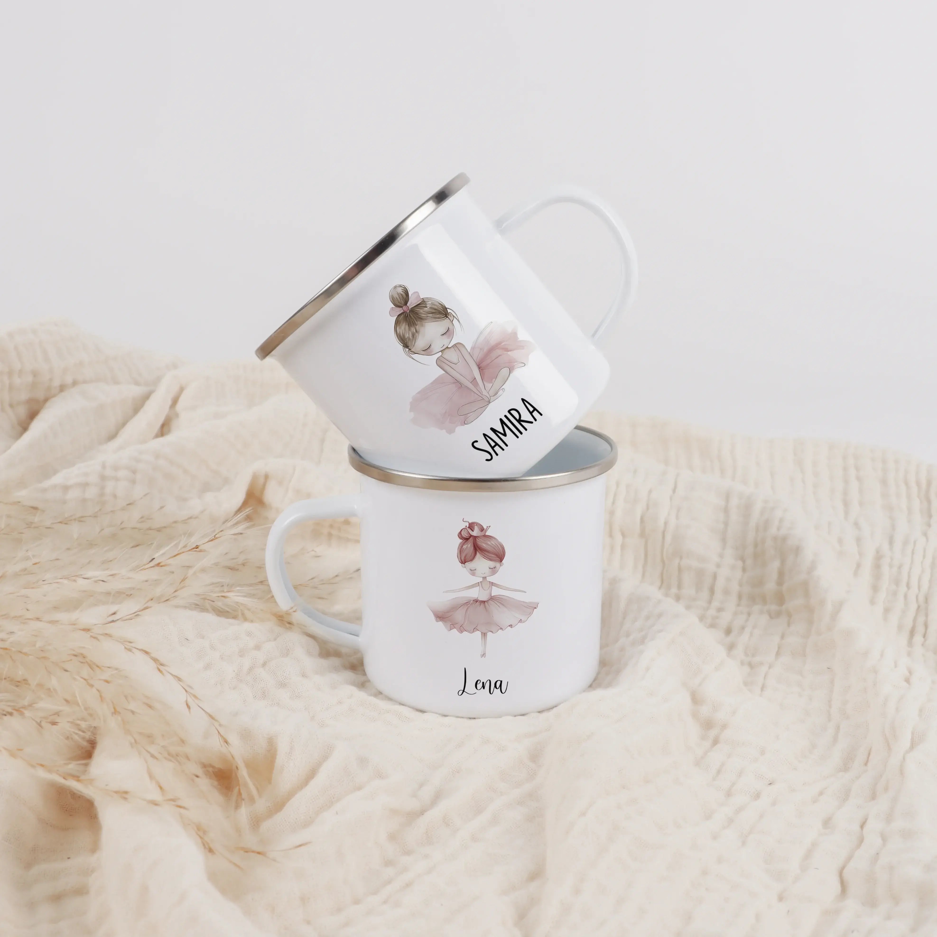 Emaille Tasse Ballerina-Emaille Tasse-famprints-Die Emaille Tasse Ballerina von famprints verwandelt einen alltäglichen Begleiter in ein persönliches Geschenk, das Kinderherzen höherschlagen lässt. Die acht liebevoll gestalteten Wasserfarben-Ballerinas wi