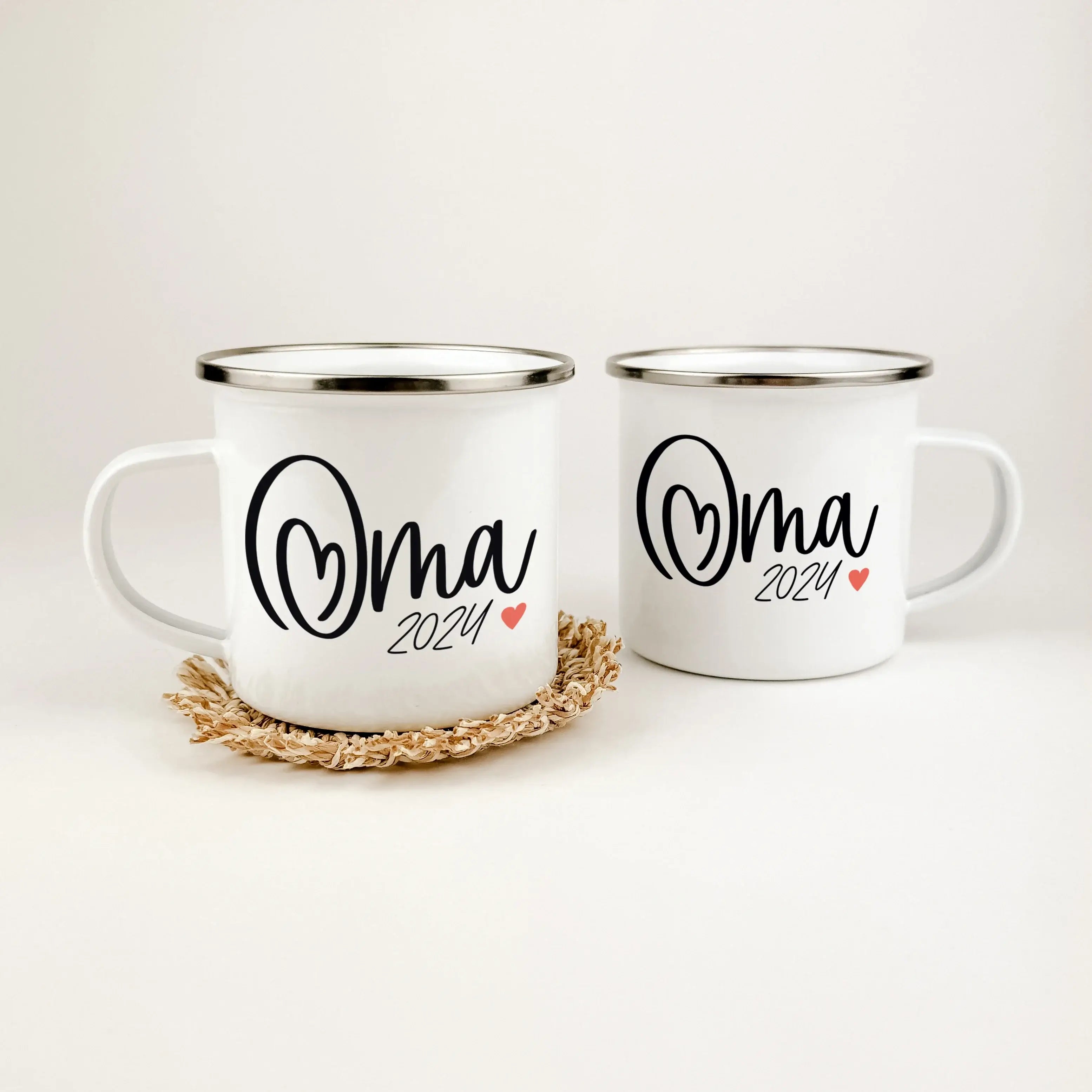 Emaille Tasse Du wirst Oma-famprints-Emaille Tasse-Entdecke die Emaille Tasse "Du wirst Oma" – das perfekte Geschenk für werdende Großeltern! Diese Tasse bietet dir nicht nur die Möglichkeit, eine persönliche Widmung und Jahreszahl hinzuzufügen, sondern s