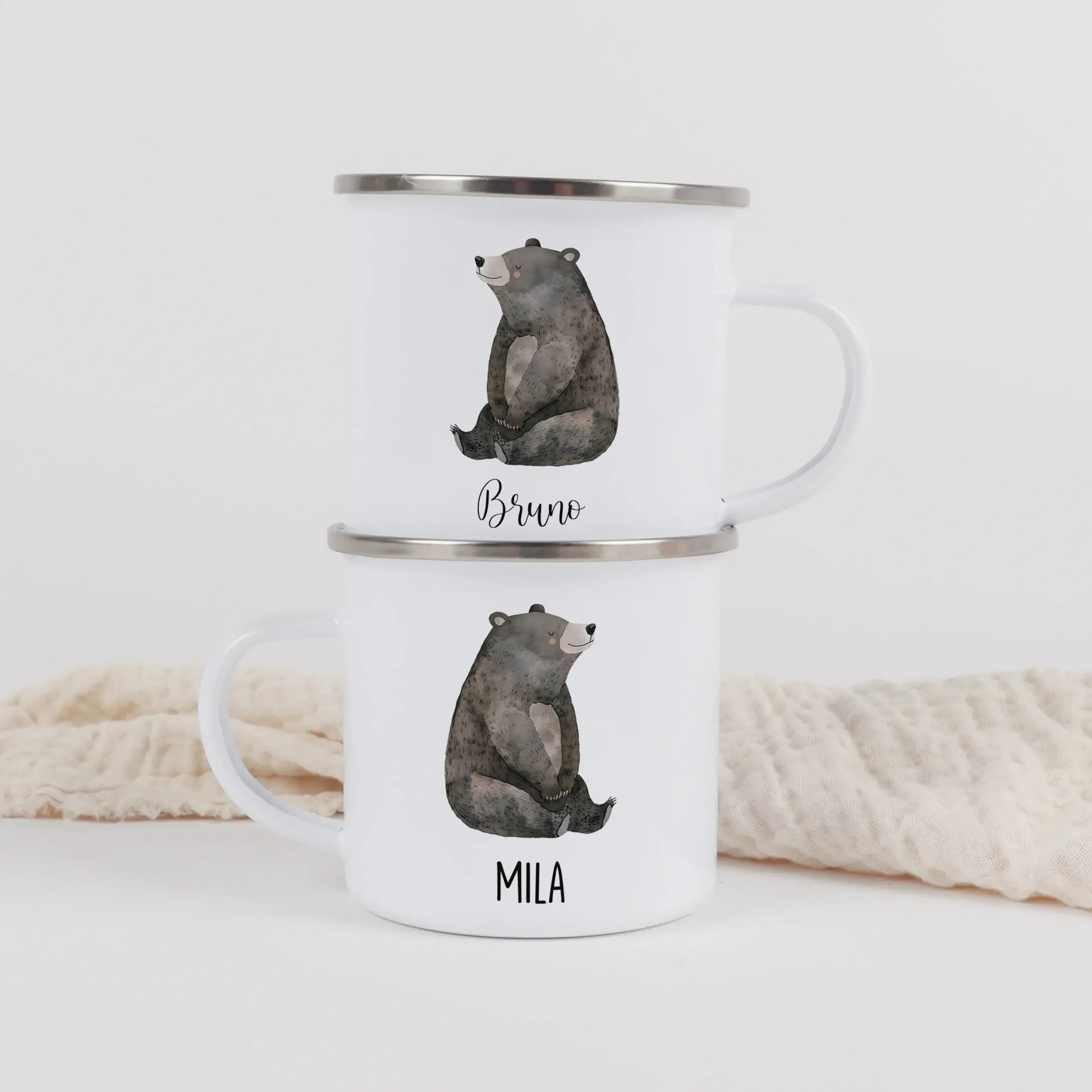 Emaille Tasse Bär No1-Emaille Tasse-famprints-Die Emaille Tasse Bär No1 ist eine liebevoll personalisierte Tasse für Kinder, die den Alltag ein kleines Stück besonderer macht. Das freundliche Bärenmotiv im sanften Aquarellstil wird mit deinem Wunschnamen