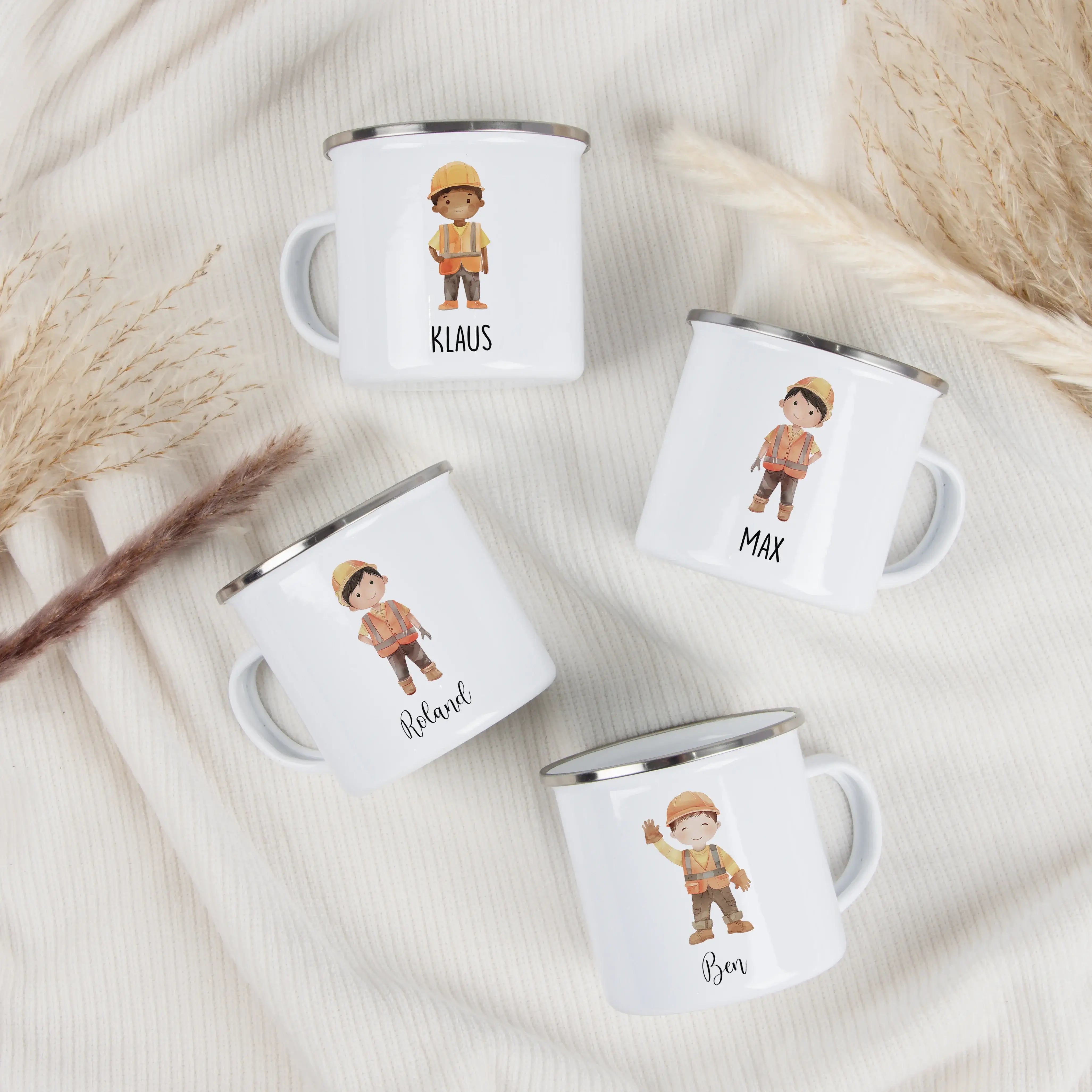 Emaille Tasse Bauarbeiter-Emaille Tasse-famprints-Die Emaille Tasse Bauarbeiter ist ein personalisiertes Geschenk für alle, die Baustellen lieben und etwas Eigenes im Alltag nutzen möchten. Mit deinem Wunschnamen bedruckt und einem liebevoll gestalteten B