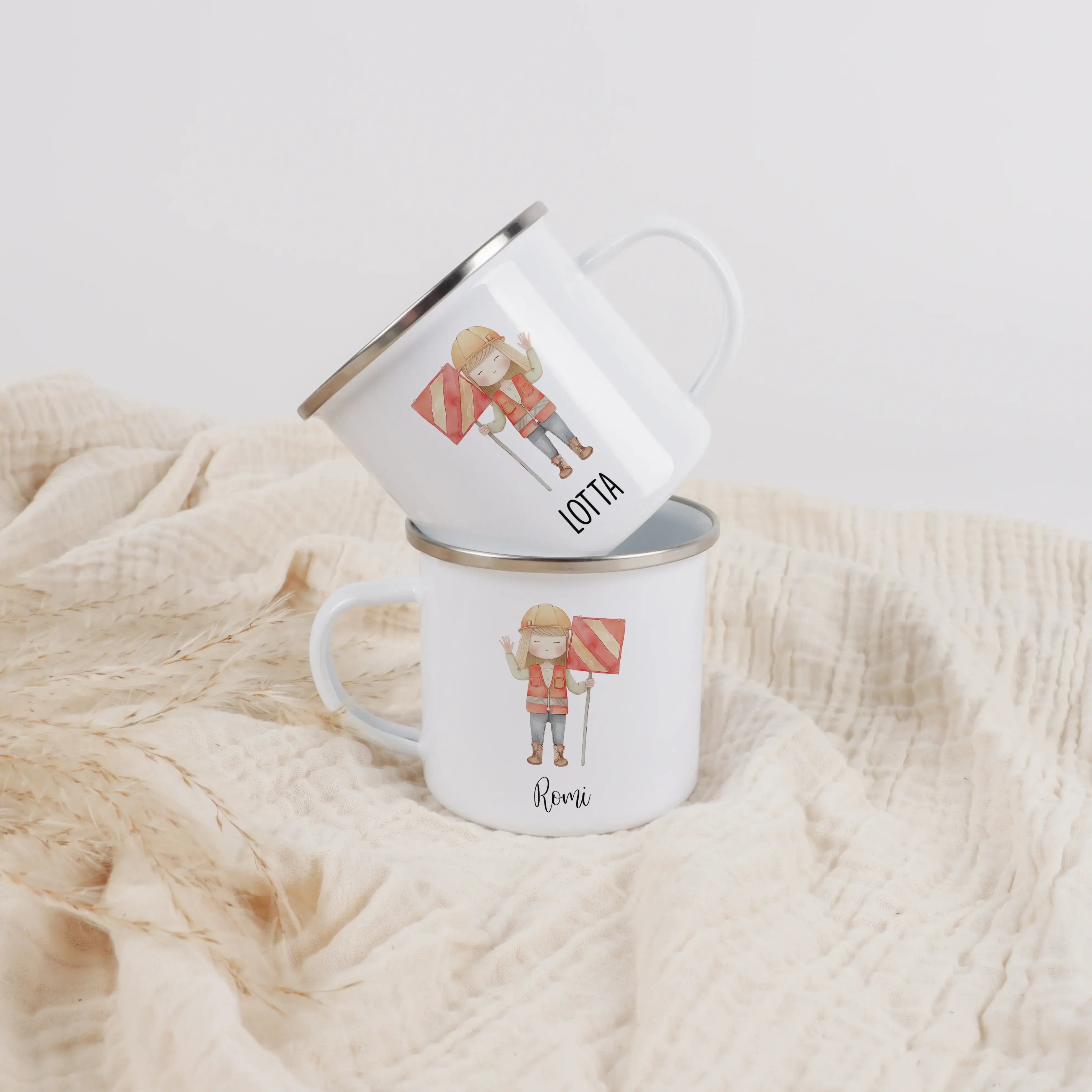 Emaille Tasse Bauarbeiterin-Emaille Tasse-famprints-Die Emaille Tasse Bauarbeiterin von famprints ist ein liebevoll gestaltetes Geschenk für Kinder, die Baustellen, Fahrzeuge und kreative Rollenspiele lieben. Das detailreiche Motiv zeigt eine fröhliche Ba