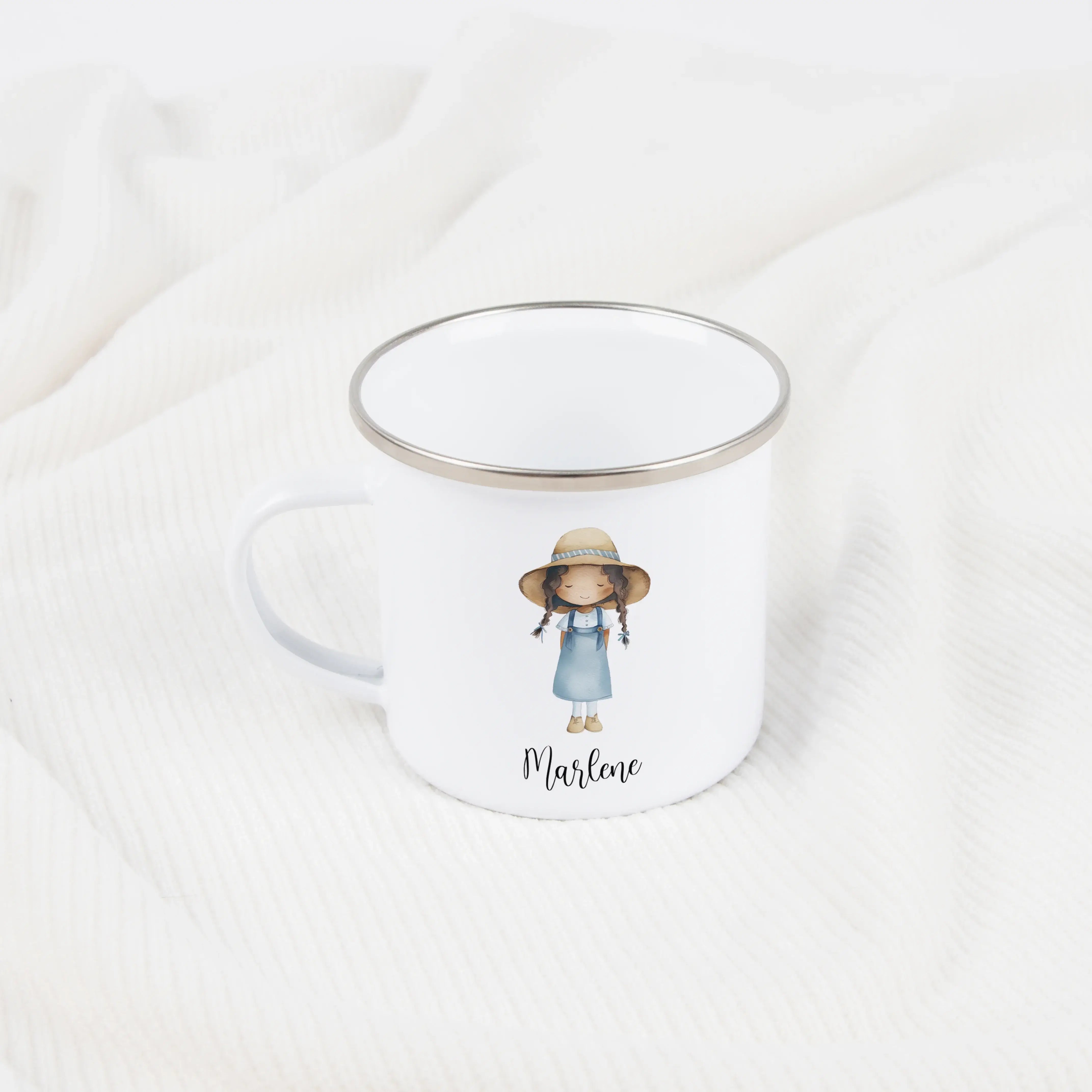 Emaille Tasse Bäuerin-Emaille Tasse-famprints-Die Emaille Tasse Bäuerin von famprints bringt ein liebevoll gestaltetes Motiv direkt in deinen Alltag. Unser Aquarell-Design zeigt eine kleine Bäuerin, die mit warmen Farben und feinen Details für ein fröhlic