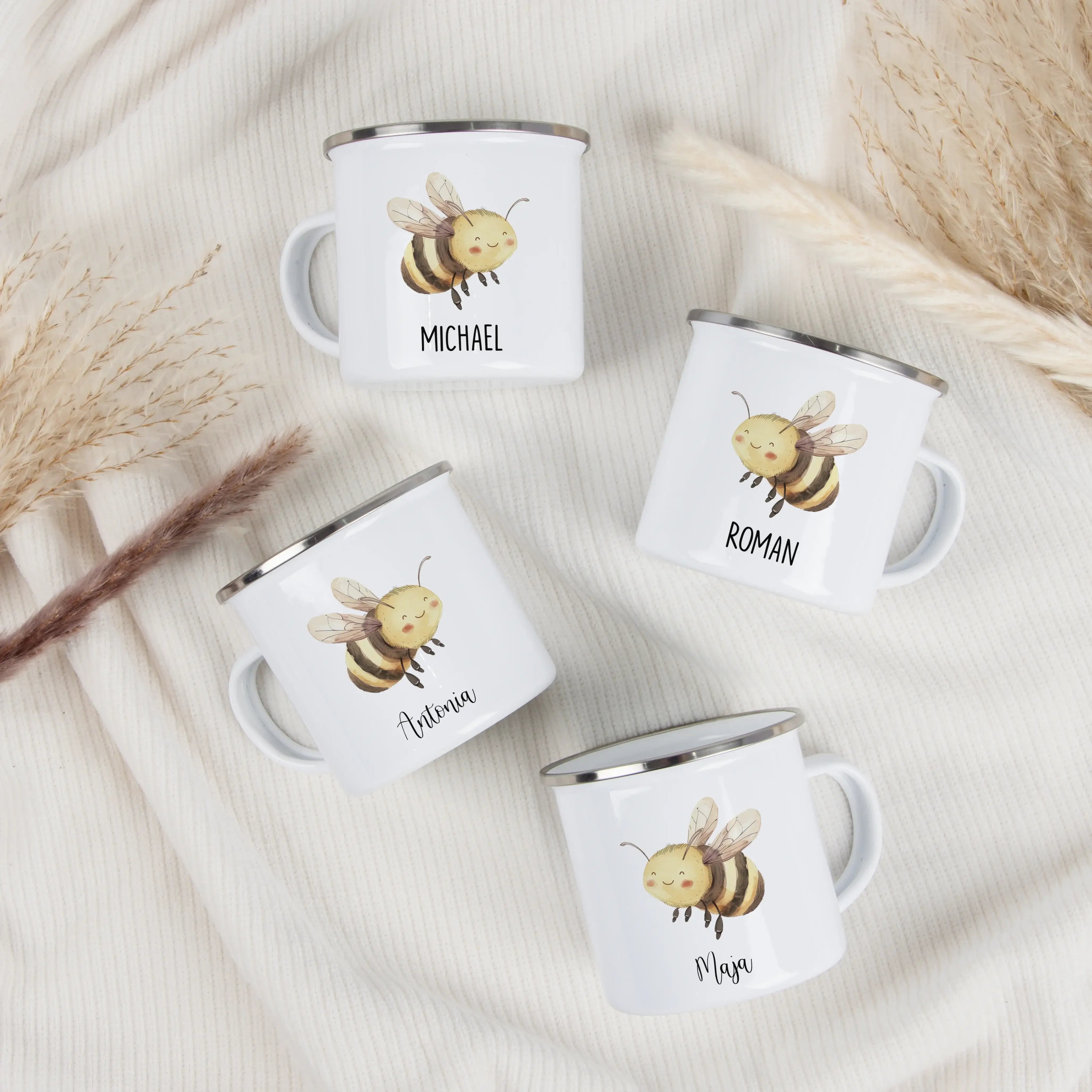 Emaille Tasse Biene-Emaille Tasse-famprints-Die Emaille Tasse Biene von famprints ist ein warmherziges Geschenk für Kinder, die fröhliche Motive lieben und sich über etwas ganz Persönliches freuen. Das sanfte Wasserfarben-Design der kleinen Biene wirkt ve