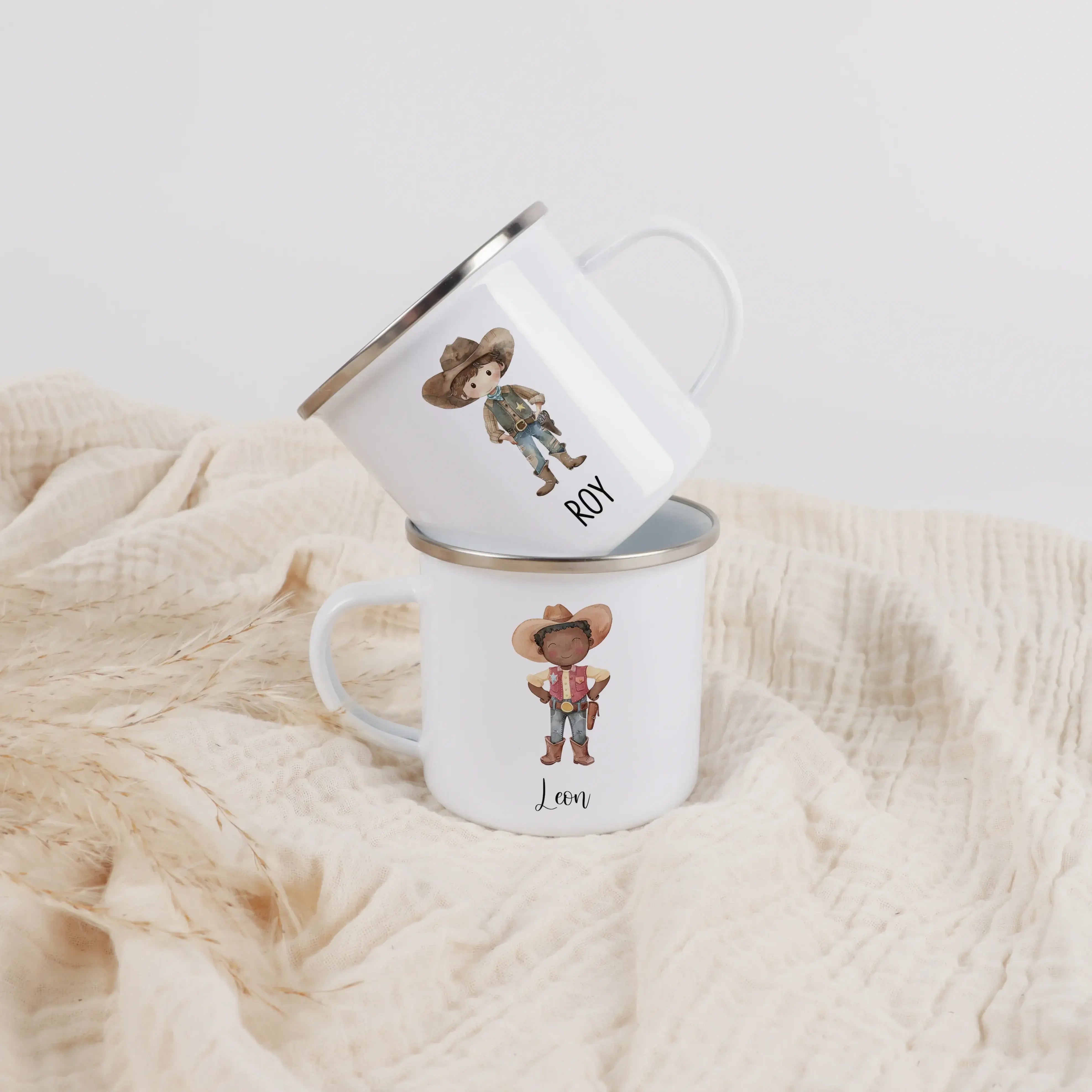 Emaille Tasse Cowboy-Emaille Tasse-famprints-Diese Emaille Tasse Cowboy von famprints ist mehr als nur ein Trinkbecher – sie ist ein persönliches Geschenk mit Charakter. Das liebevoll illustrierte Cowboy-Motiv im sanften Aquarellstil spricht Kinder ebenso