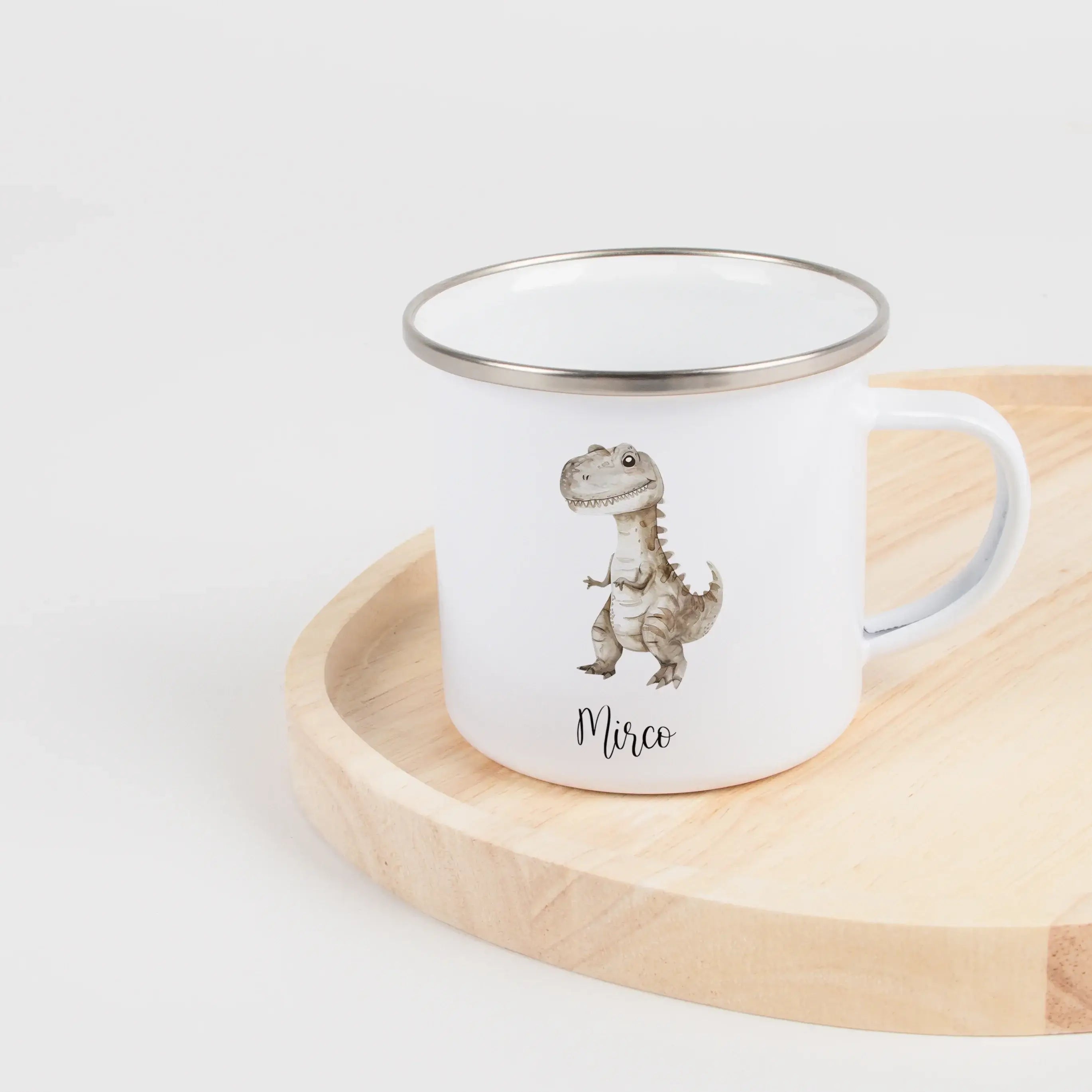 Emaille Tasse Dino-Emaille Tasse-famprints-Die Emaille Tasse Dino von famprints wird schnell zu einem kleinen Lieblingsstück im Alltag eines Kindes, denn die sanften Wasserfarben-Motive – T-Rex, Langhals, Flug Dino oder der Dino im Ei – sprechen Kinder so