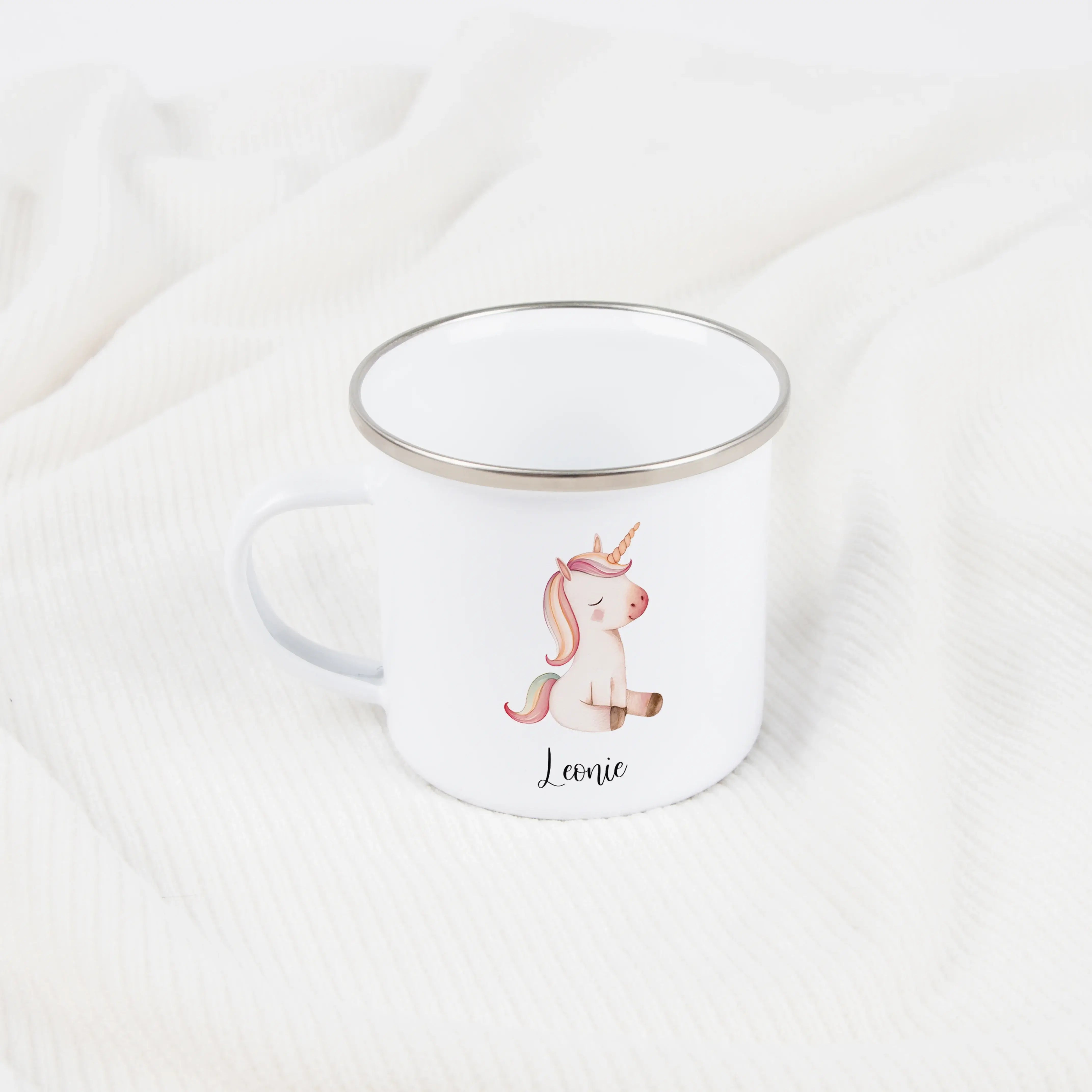 Emaille Tasse Einhorn-Emaille Tasse-famprints-Die Emaille Tasse Einhorn von famprints verbindet kindliche Fantasie mit persönlicher Bedeutung und wird so zu einem Geschenk, das kleine Herzen zum Strahlen bringt. Jede Tasse zeigt ein liebevoll gestaltetes