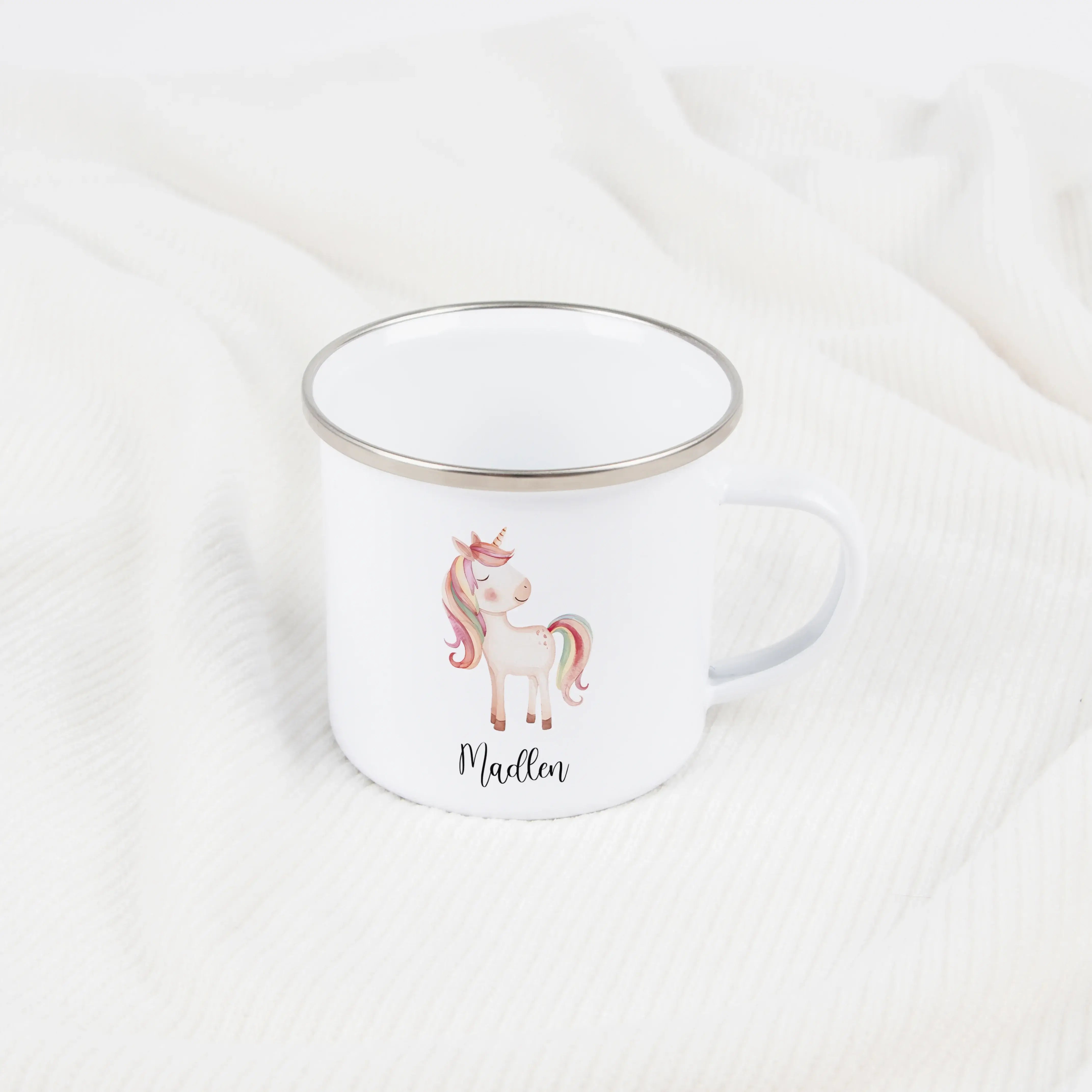 Emaille Tasse Einhorn-Emaille Tasse-famprints-Die Emaille Tasse Einhorn von famprints verbindet kindliche Fantasie mit persönlicher Bedeutung und wird so zu einem Geschenk, das kleine Herzen zum Strahlen bringt. Jede Tasse zeigt ein liebevoll gestaltetes