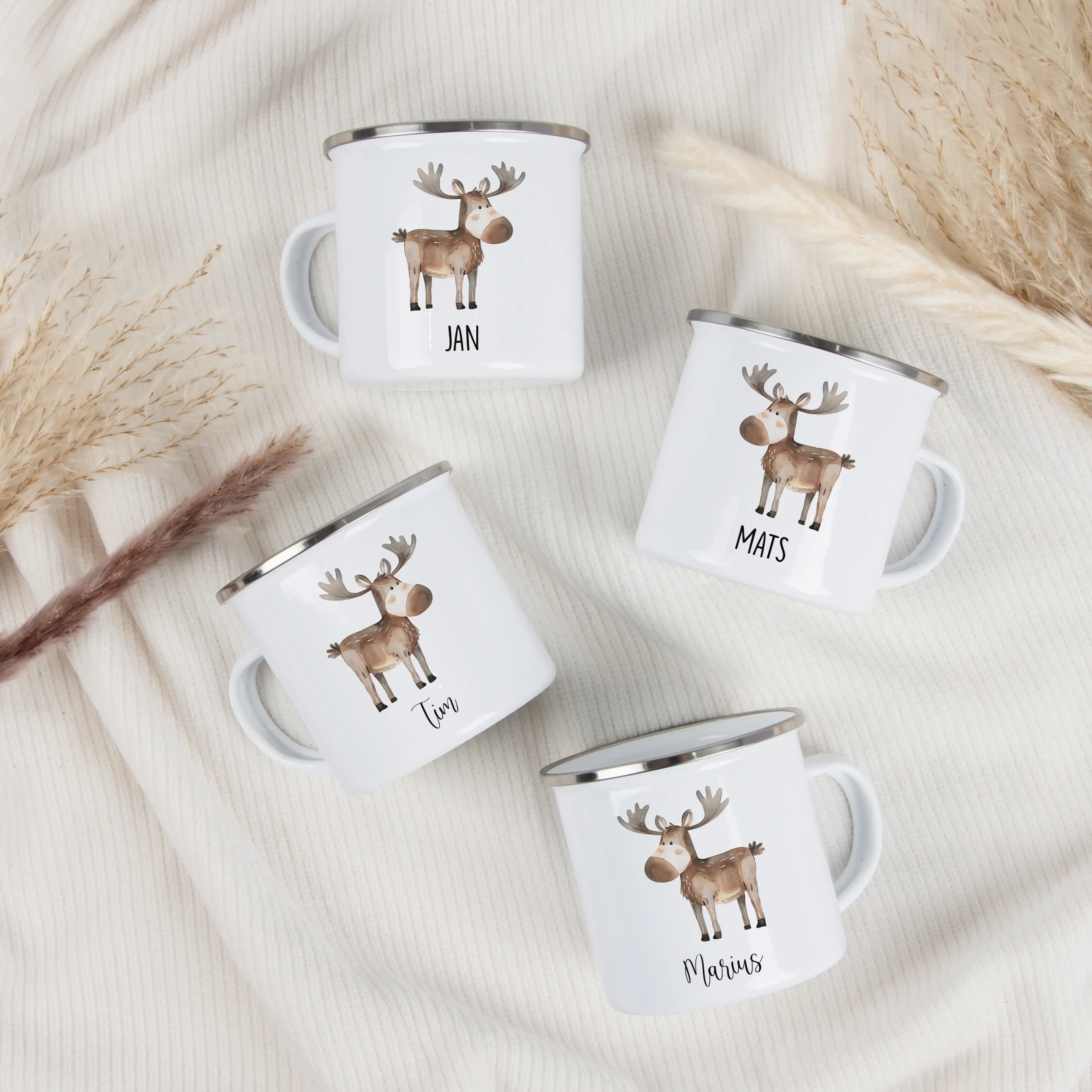 Emaille Tasse Elch-Emaille Tasse-famprints-Die Emaille Tasse Elch von famprints ist ein liebevolles Geschenk für Kinder, das Alltag und Fantasie miteinander verbindet. Das zarte Aquarellmotiv mit dem freundlichen Elch wirkt warm und kindgerecht und lässt