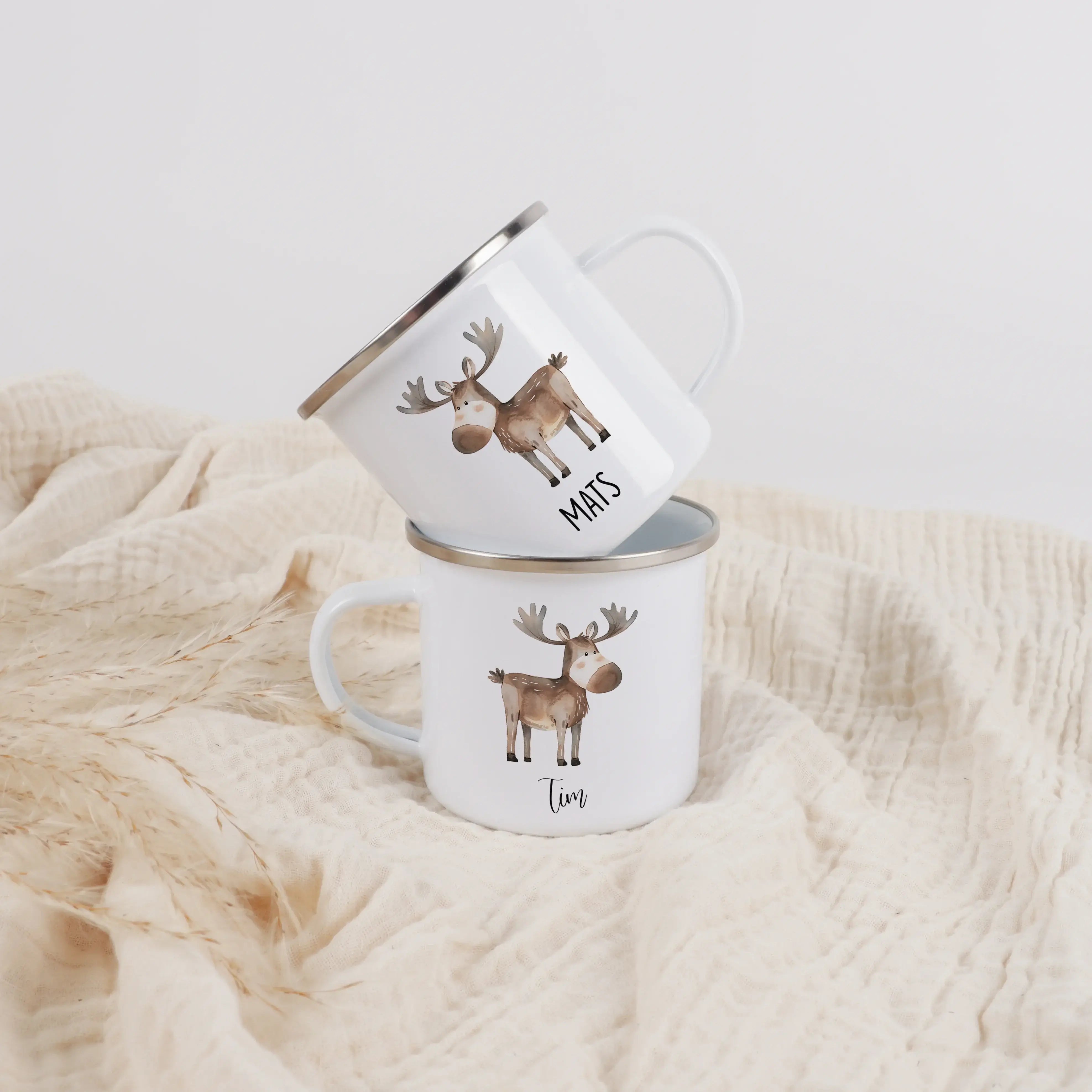 Emaille Tasse Elch-Emaille Tasse-famprints-Die Emaille Tasse Elch von famprints ist ein liebevolles Geschenk für Kinder, das Alltag und Fantasie miteinander verbindet. Das zarte Aquarellmotiv mit dem freundlichen Elch wirkt warm und kindgerecht und lässt