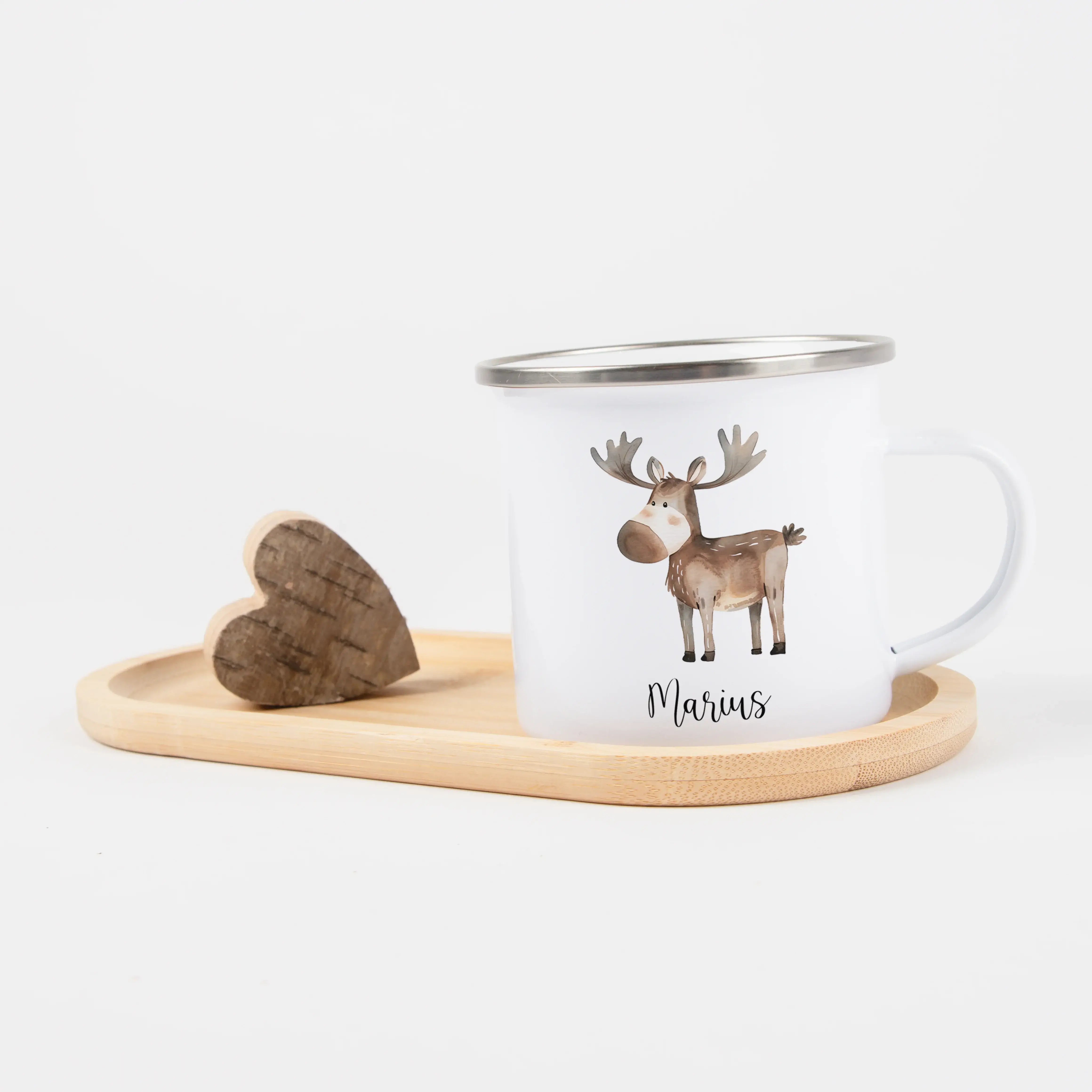 Emaille Tasse Elch-Emaille Tasse-famprints-Die Emaille Tasse Elch von famprints ist ein liebevolles Geschenk für Kinder, das Alltag und Fantasie miteinander verbindet. Das zarte Aquarellmotiv mit dem freundlichen Elch wirkt warm und kindgerecht und lässt