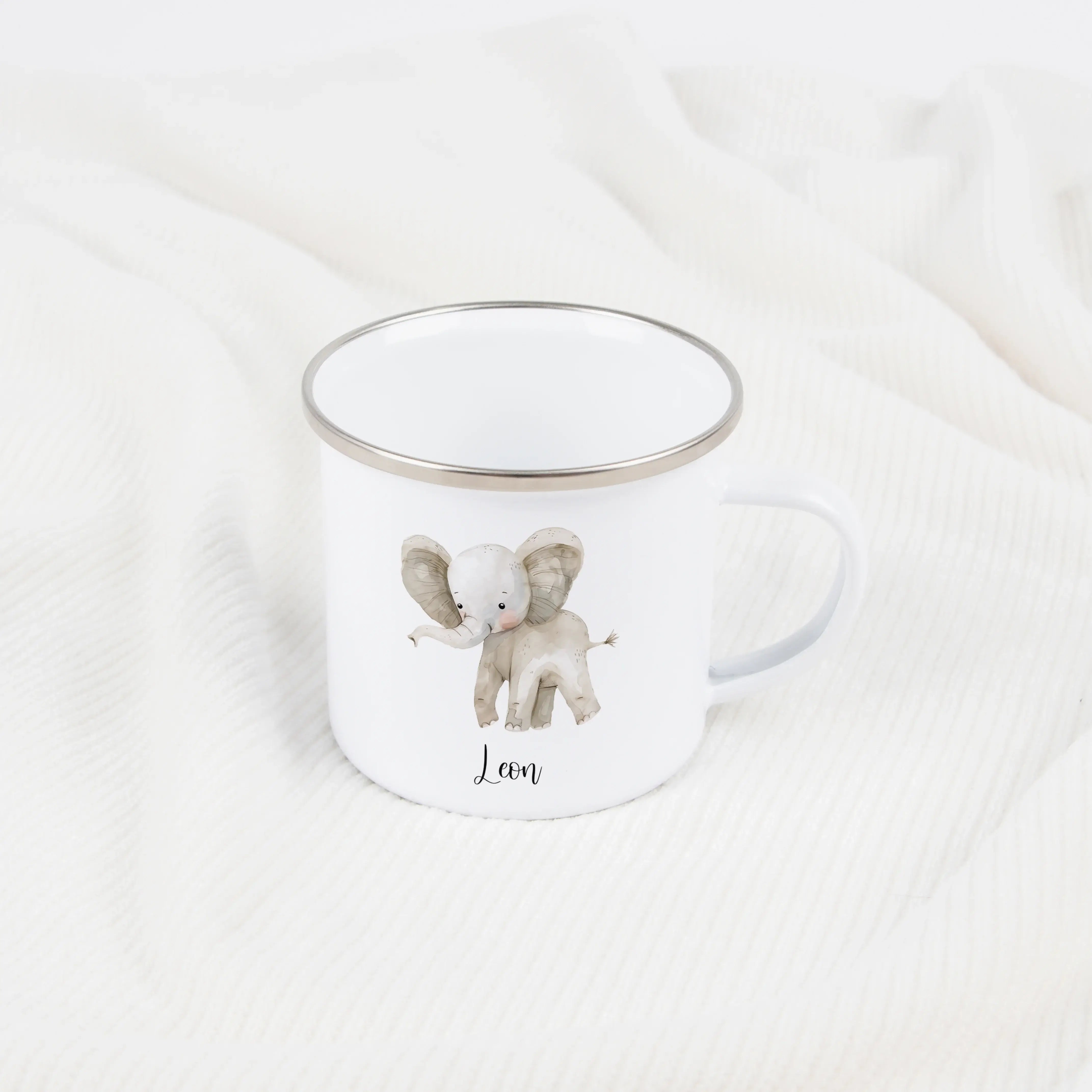 Emaille Tasse Elefant-Emaille Tasse-famprints-Die Emaille Tasse Elefant von famprints verwandelt deinen Lieblingsmoment in ein persönliches Geschenk, das Kinder wie Erwachsene gleichermaßen begeistert. Der sanfte Elefant im Aquarellstil kombiniert mit dei