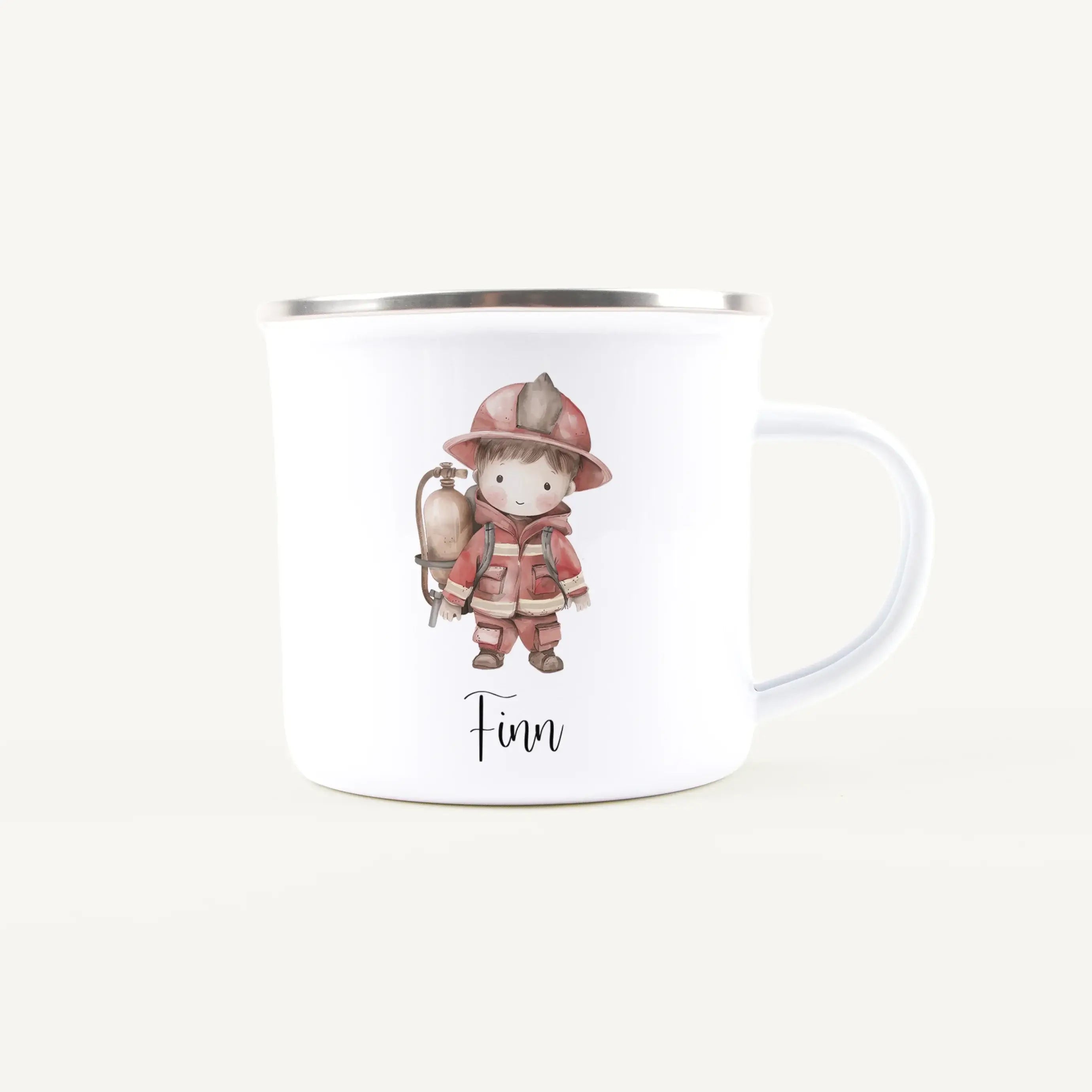 Emaille Tasse Feuerwehrmann-Emaille Tasse-famprints-Die Emaille Tasse Feuerwehrmann von famprints ist ein liebevoll gestaltetes Geschenk für Kinder, die Feuerwehrhelden, Einsatzfahrzeuge und mutige Abenteuer mögen. Zur Auswahl stehen zwei Feuerwehrmänner