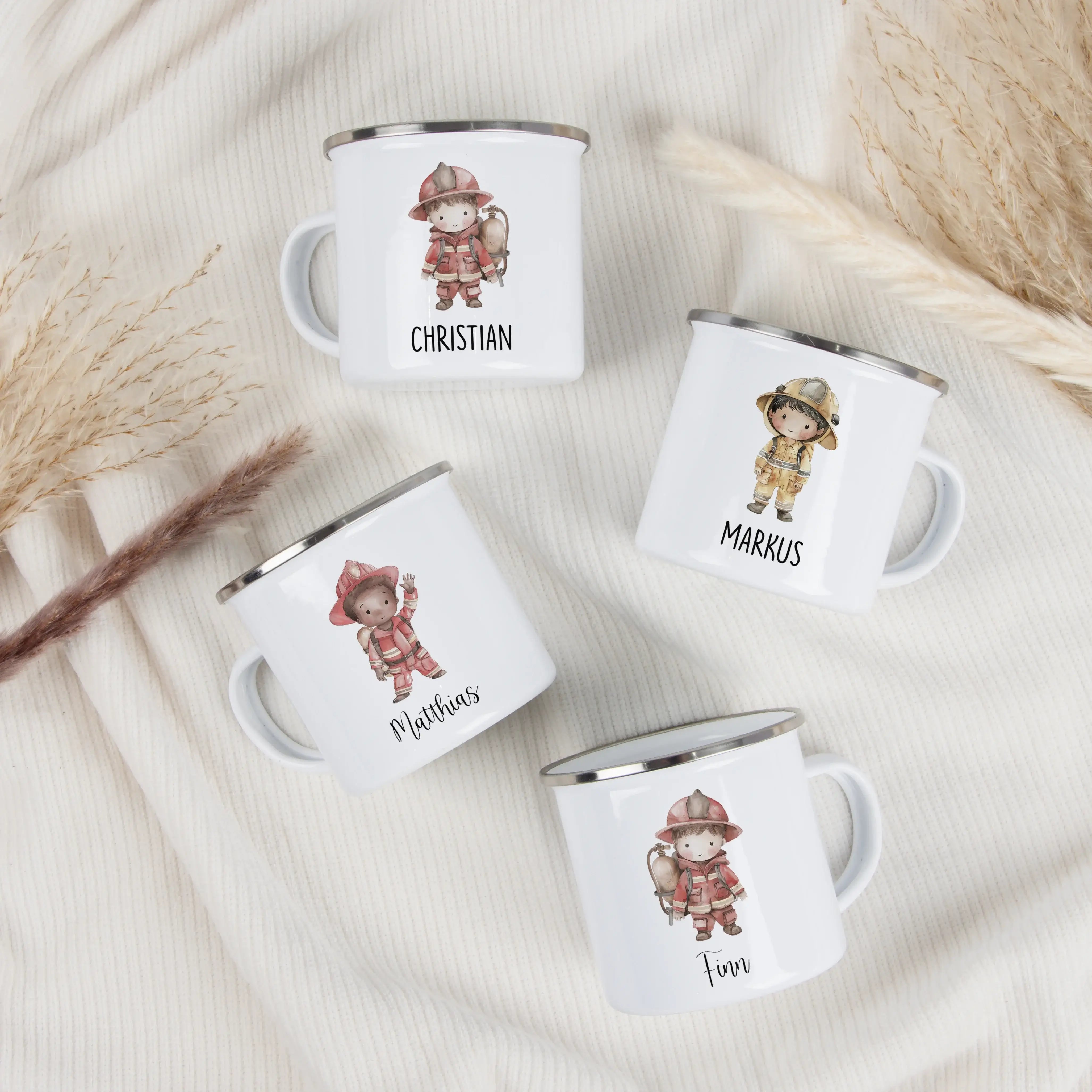 Emaille Tasse Feuerwehrmann-Emaille Tasse-famprints-Die Emaille Tasse Feuerwehrmann von famprints ist ein liebevoll gestaltetes Geschenk für Kinder, die Feuerwehrhelden, Einsatzfahrzeuge und mutige Abenteuer mögen. Zur Auswahl stehen zwei Feuerwehrmänner