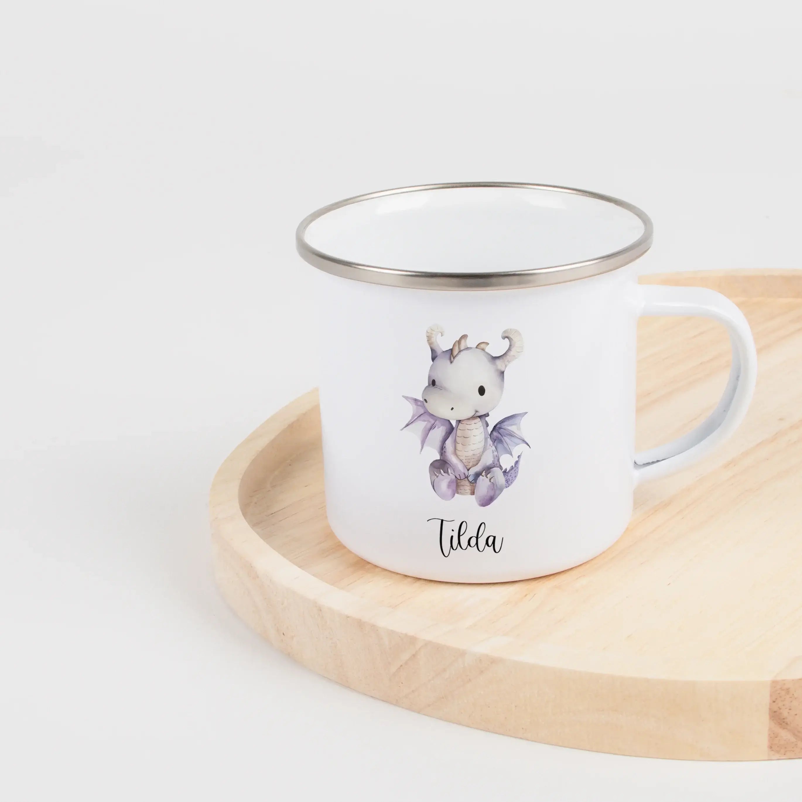 Emaille Tasse Drache-Emaille Tasse-famprints-Die Emaille Tasse Drache von famprints bringt ein sanftes Stück Fantasie in den Alltag deines Kindes. Der liebevoll illustrierte Drache in Aquarell Optik macht die personalisierte Kindertasse zu einem besondere