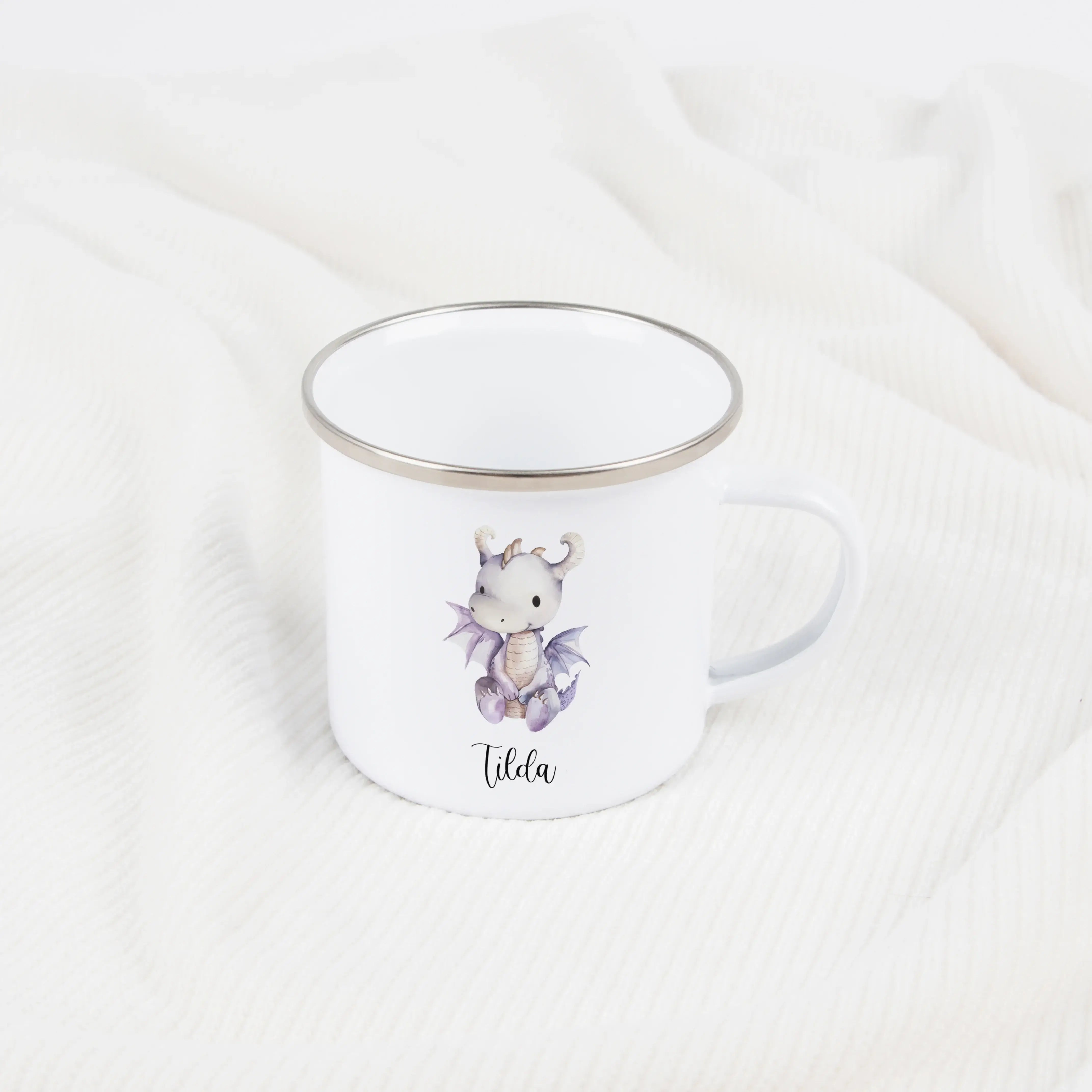 Emaille Tasse Drache-Emaille Tasse-famprints-Die Emaille Tasse Drache von famprints bringt ein sanftes Stück Fantasie in den Alltag deines Kindes. Der liebevoll illustrierte Drache in Aquarell Optik macht die personalisierte Kindertasse zu einem besondere