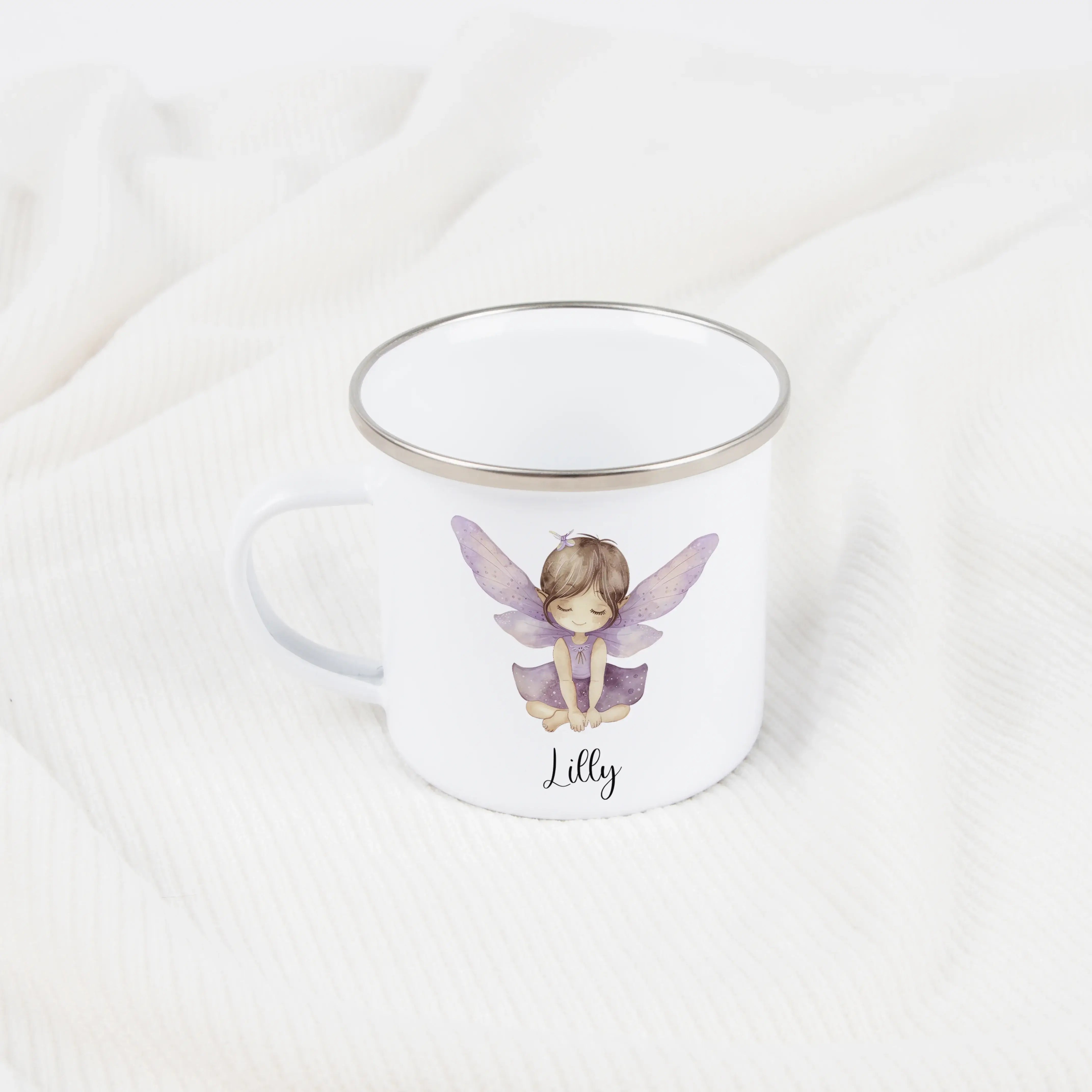 Emaille Tasse Fee-Emaille Tasse-famprints-Die Emaille Tasse Fee von famprints ist ein liebevolles Geschenk für kleine Träumerinnen, die märchenhafte Motive lieben und ihren eigenen Namen gerne auf persönlichen Dingen entdecken. Mit ihrem sanften Wasserfar