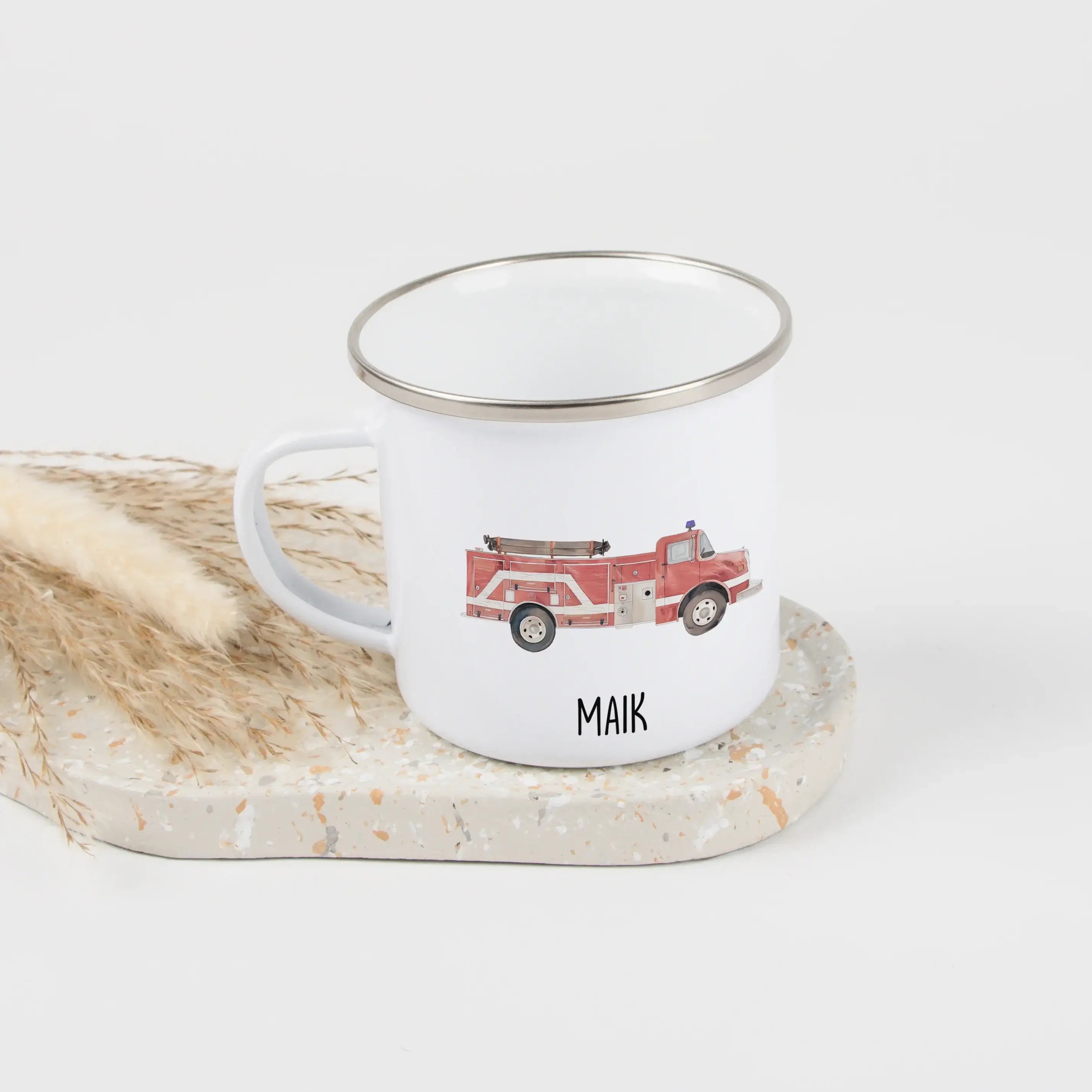 Emaille Tasse Feuerwehr-Emaille Tasse-famprints-Entdecke unsere Emaille Tasse Feuerwehr von famprints – das perfekte Geschenk für kleine Feuerwehrleute! Mit ihrem einzigaritgen Feuerwehrauto-Design und der Möglichkeit, sie mit dem Namen deines Kindes zu p