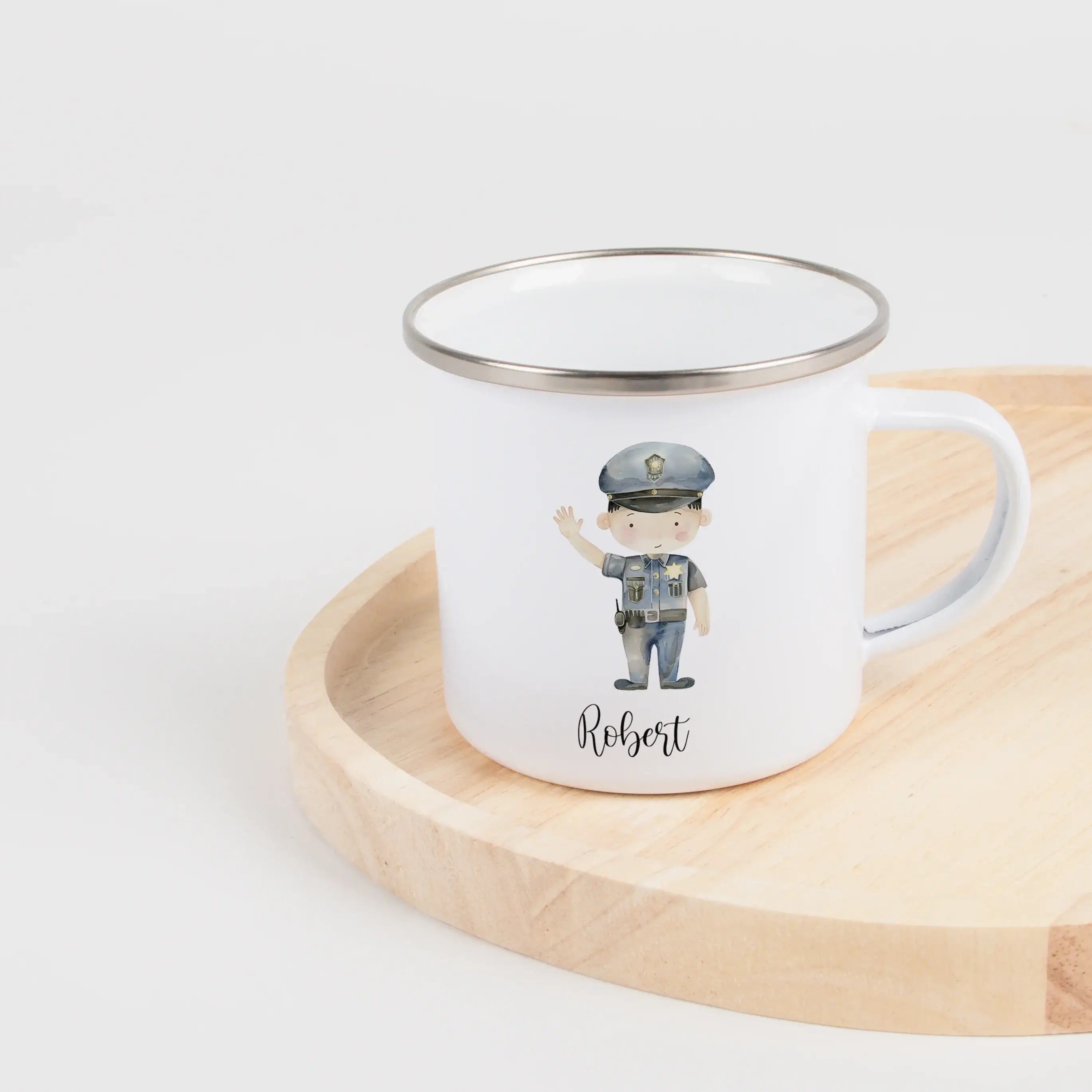 Emaille Tasse Polizist-Emaille Tasse-famprints-Die Emaille Tasse Polizist von famprints bringt kleinen Polizei-Fans jeden Tag ein Stück Freude. Mit zwei liebevoll gestalteten Polizisten-Motiven, die du individuell mit dem Namen deines Kindes kombinieren k