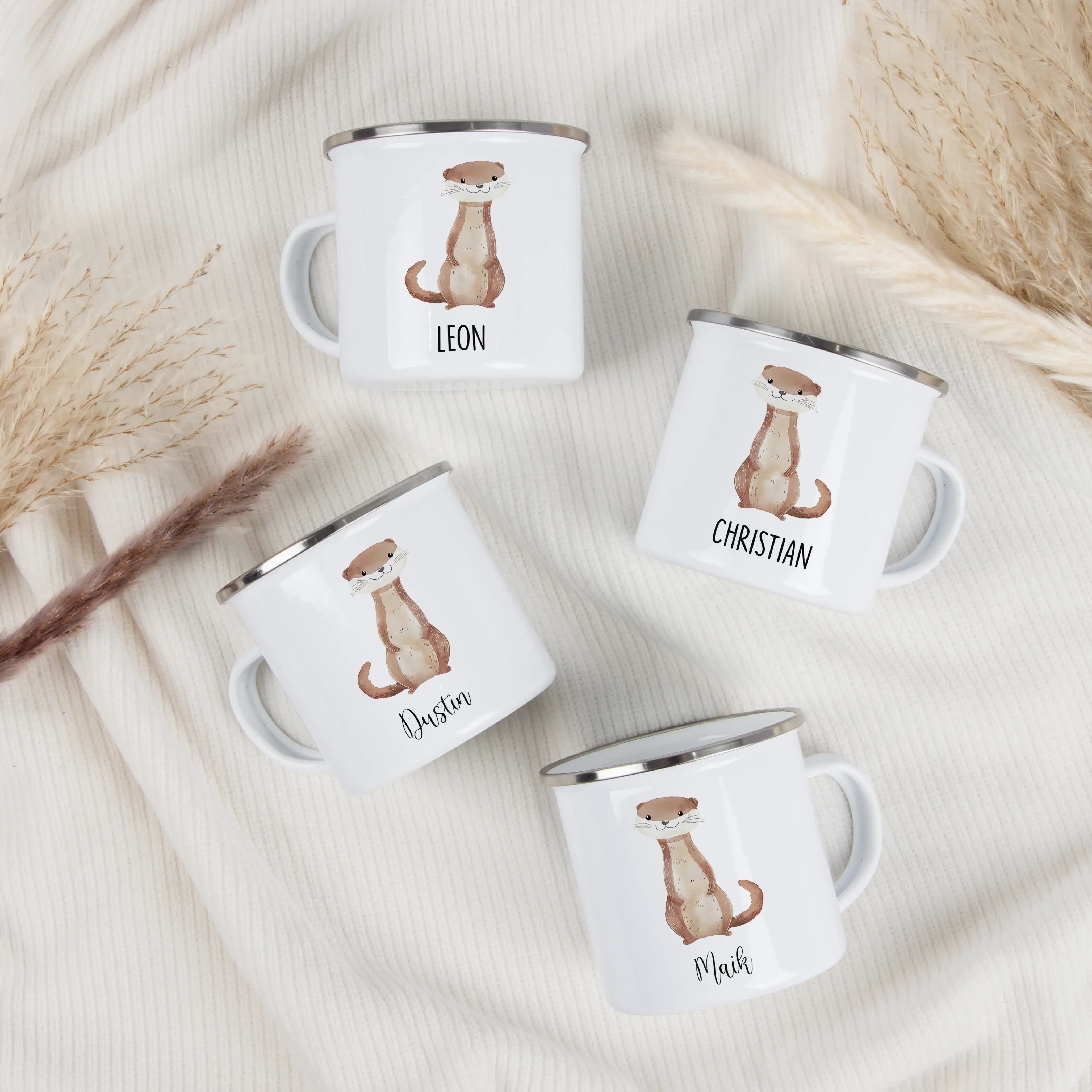 Emaille Tasse Otter-Emaille Tasse-famprints-Die Emaille Tasse Otter von famprints verbindet liebevolles Design mit persönlicher Note und wird so zu einem Geschenk, das Kinder wie Erwachsene gleichermaßen begeistert. Der fröhliche Otter in zarter Aquarell-