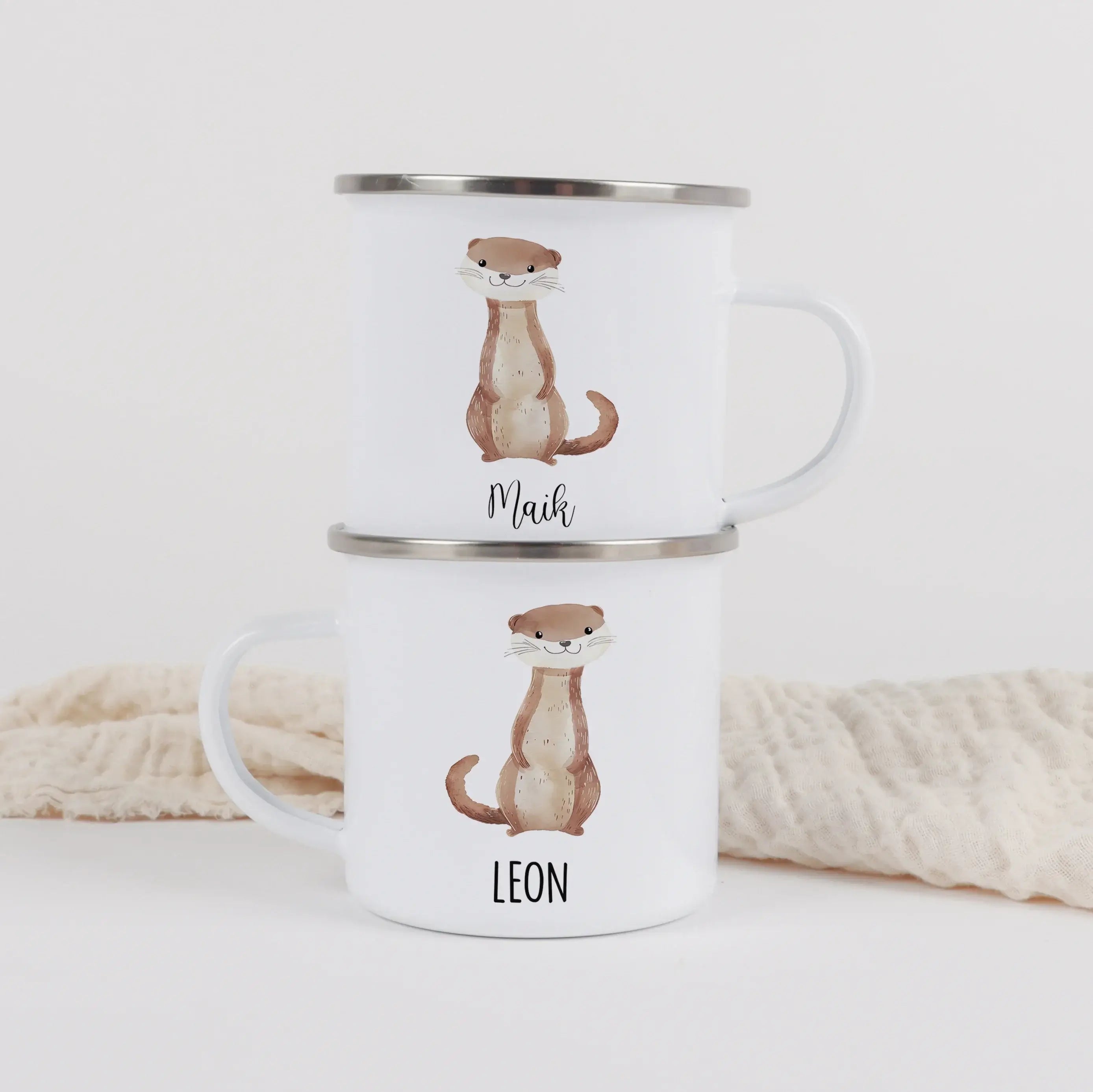 Emaille Tasse Otter-Emaille Tasse-famprints-Die Emaille Tasse Otter von famprints verbindet liebevolles Design mit persönlicher Note und wird so zu einem Geschenk, das Kinder wie Erwachsene gleichermaßen begeistert. Der fröhliche Otter in zarter Aquarell-