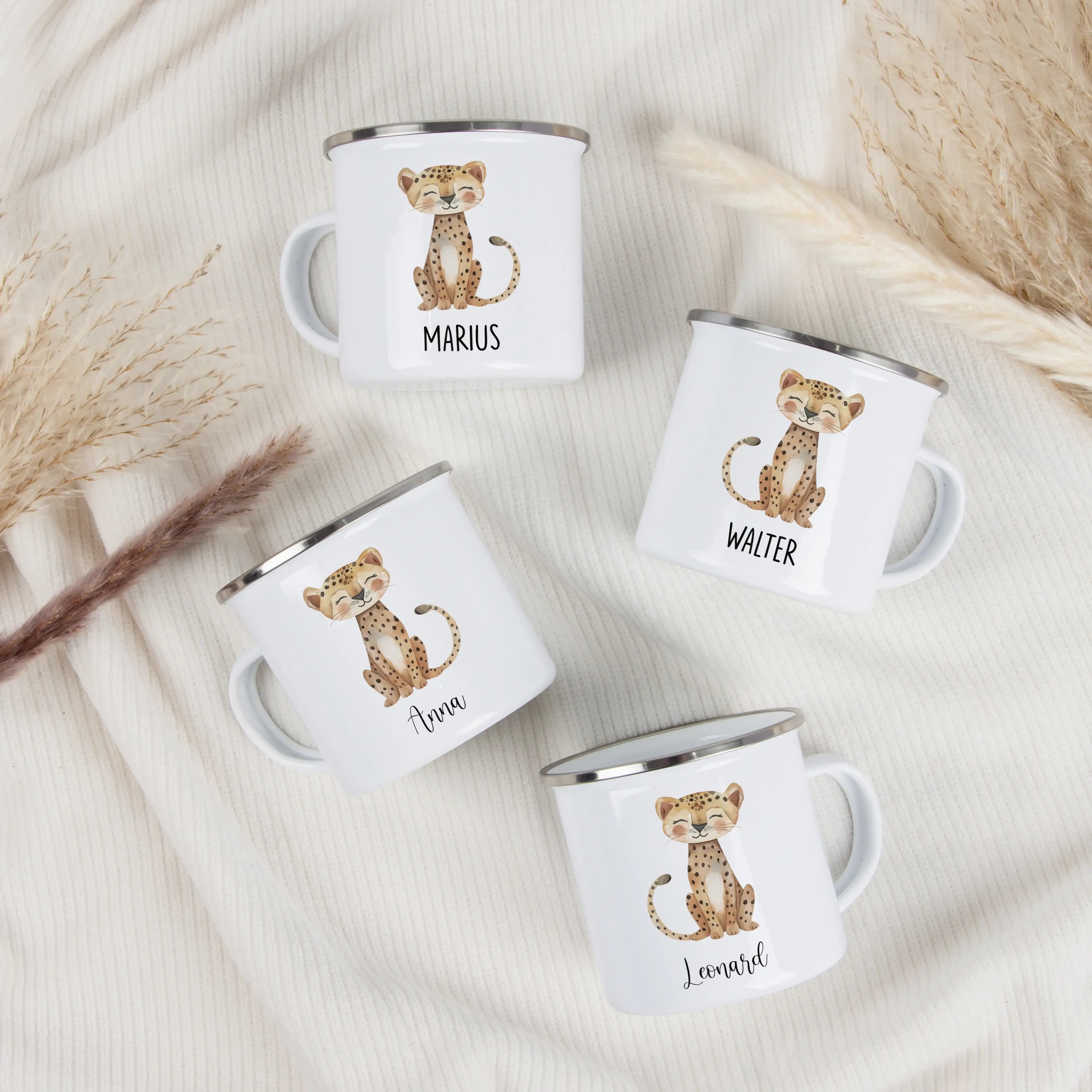 Emaille Tasse Gepard-Emaille Tasse-famprints-Die Emaille Tasse Gepard von famprints ist genau das Richtige, wenn du ein persönliches Geschenk mit Charakter suchst oder deinem Kind eine eigene Lieblingstasse schenken möchtest. Das liebevoll gestaltete Gepa