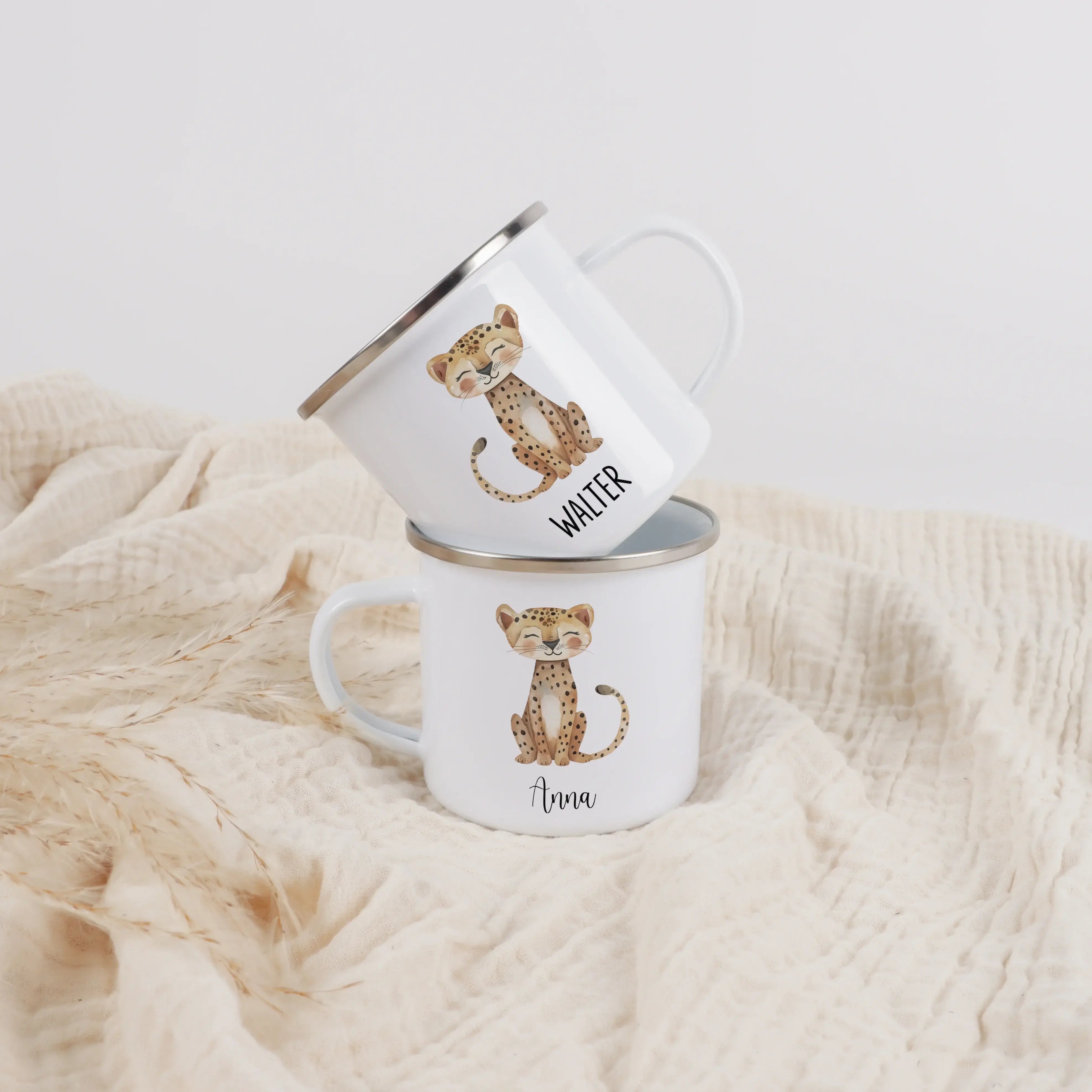 Emaille Tasse Gepard-Emaille Tasse-famprints-Die Emaille Tasse Gepard von famprints ist genau das Richtige, wenn du ein persönliches Geschenk mit Charakter suchst oder deinem Kind eine eigene Lieblingstasse schenken möchtest. Das liebevoll gestaltete Gepa
