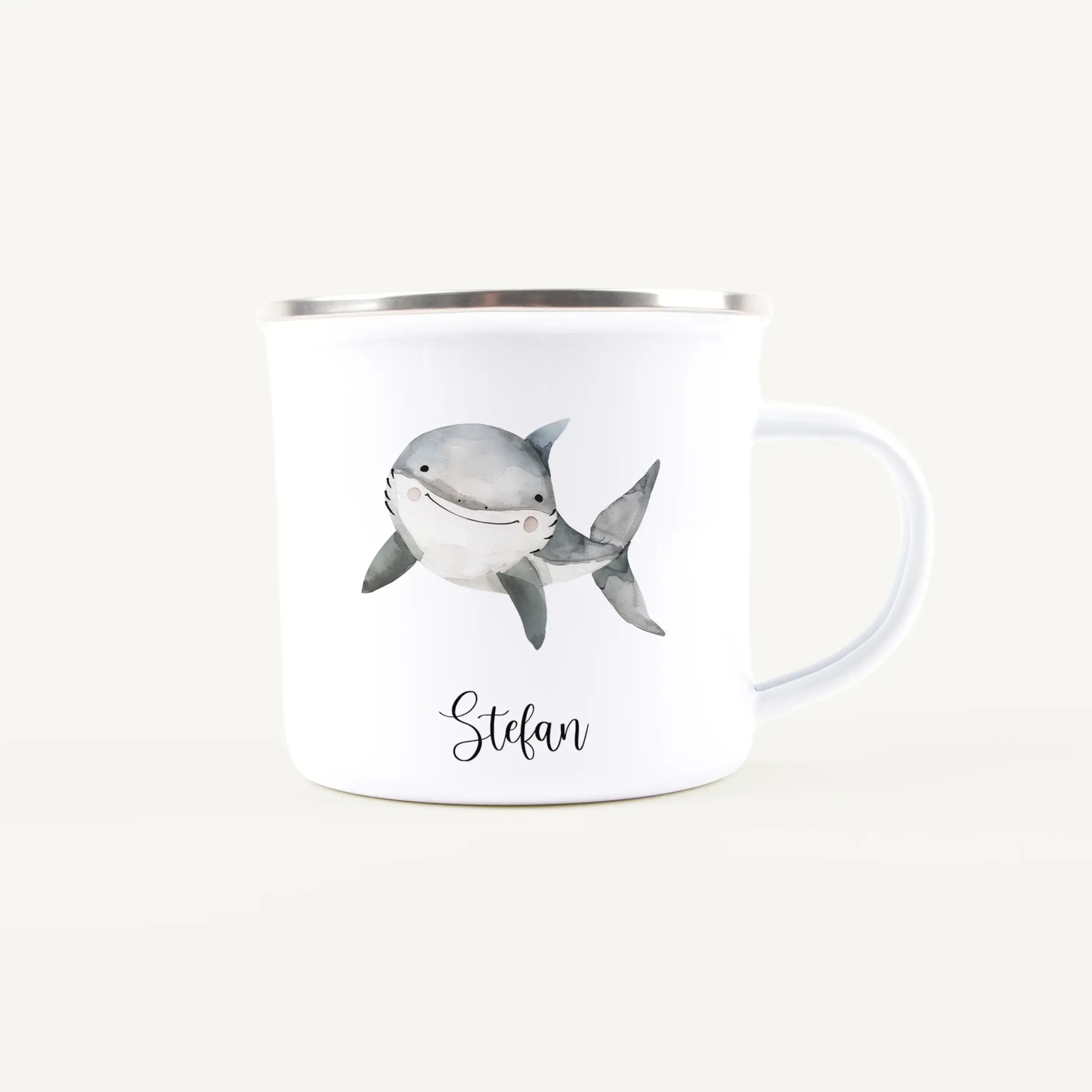 Emaille Tasse Hai-Emaille Tasse-famprints-Die Emaille Tasse Hai von famprints bringt frischen Meereszauber in den Alltag und wird mit deinem Wunschname zu einem persönlichen Begleiter für Kinder, die Abenteuer lieben. Das liebevoll illustrierte Hai-Motiv