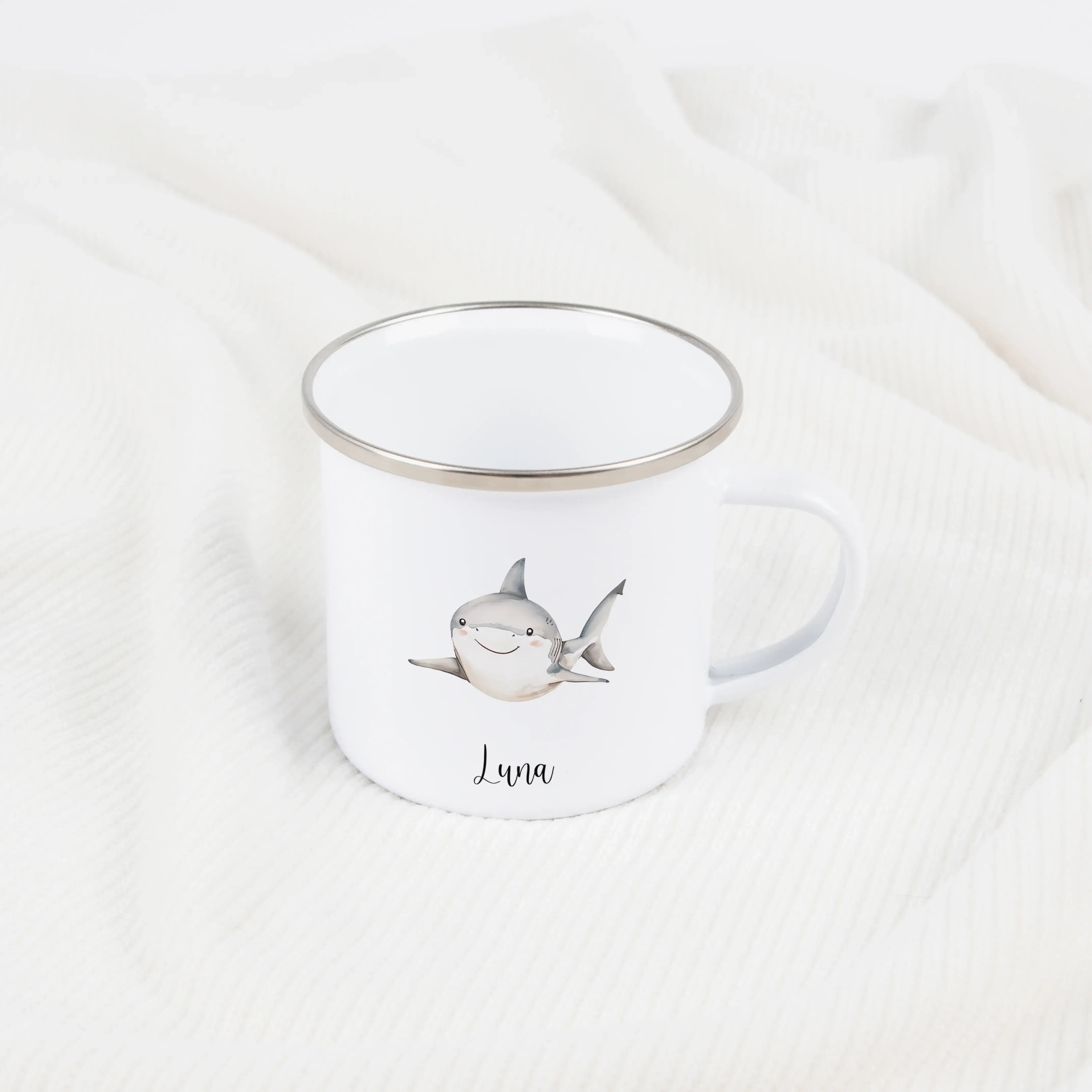 Emaille Tasse Hai-Emaille Tasse-famprints-Die Emaille Tasse Hai von famprints bringt frischen Meereszauber in den Alltag und wird mit deinem Wunschname zu einem persönlichen Begleiter für Kinder, die Abenteuer lieben. Das liebevoll illustrierte Hai-Motiv