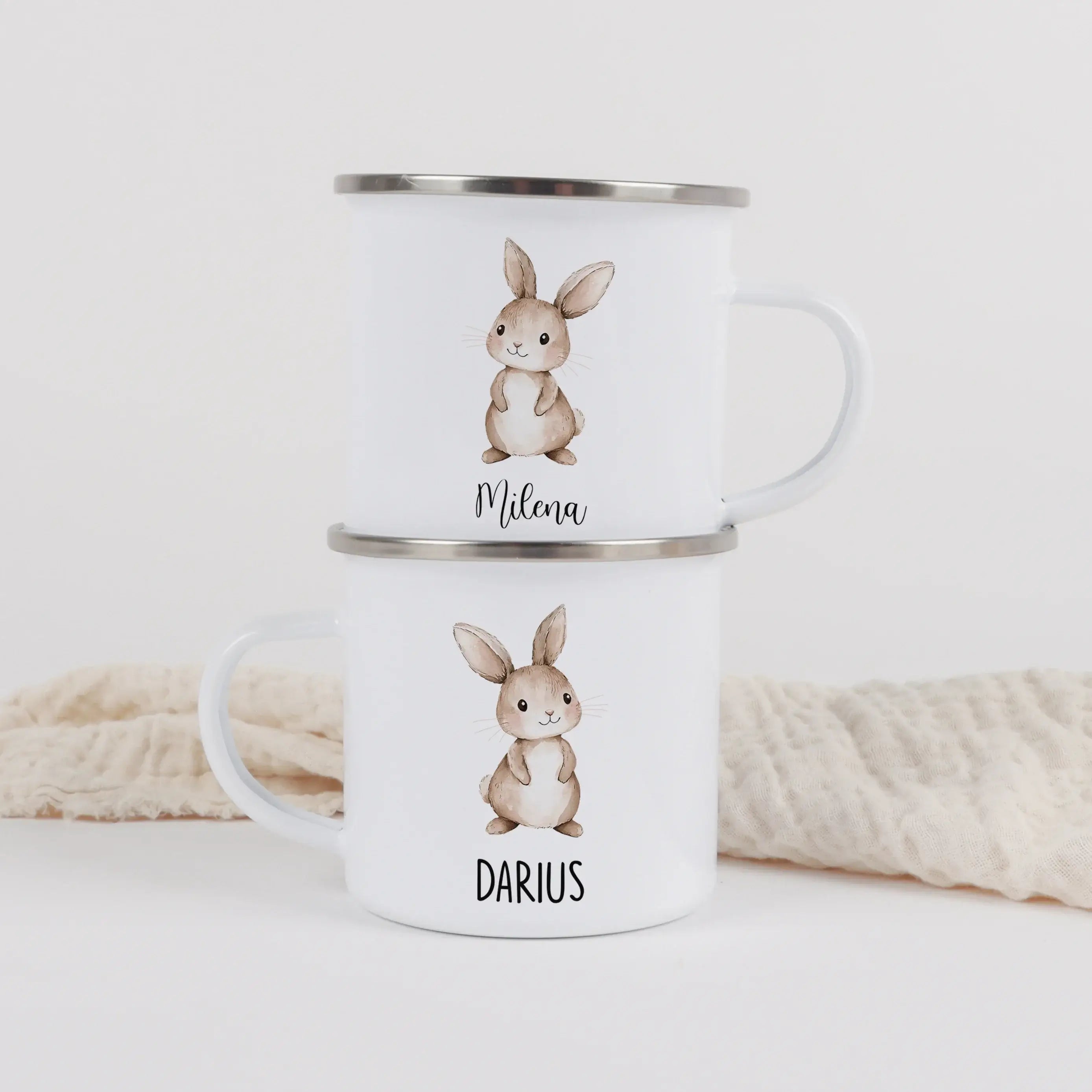 Emaille Tasse Hase-Emaille Tasse-famprints-Die Emaille Tasse Hase von famprints macht kleinen Hasenfans jeden Morgen ein bisschen glücklicher. Auf der weißen Tasse kannst du zwischen einem hellbraunen oder einem weißen Hasen im sanften Wasserfarben-Look w