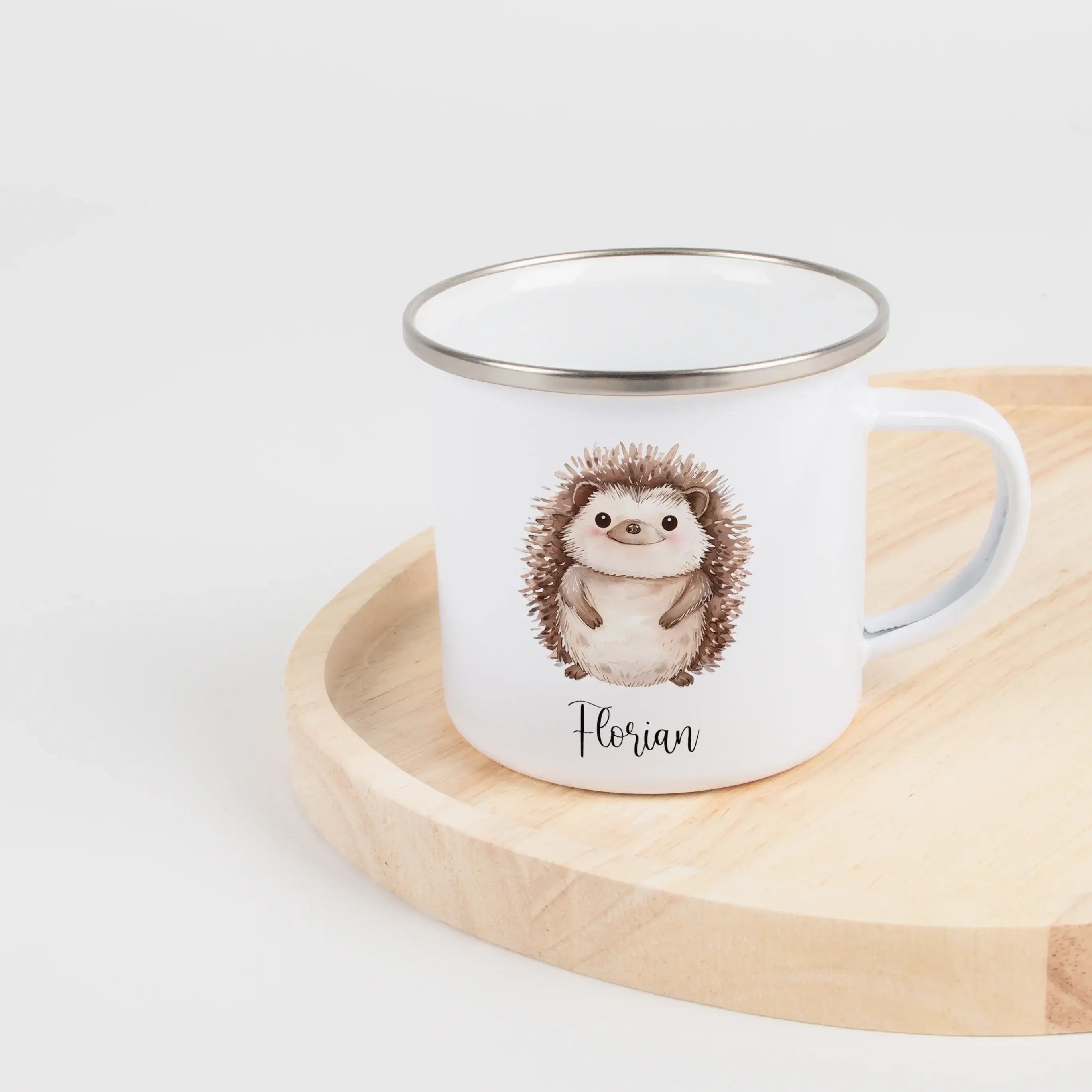 Emaille Tasse Igel-Emaille Tasse-famprints-Die Emaille Tasse Igel von famprints verbindet kindgerechtes Design mit persönlichem Charme und wird so zu einem Geschenk, das kleine Entdecker Tag für Tag begleitet. Das sanfte Wasserfarben-Motiv zeigt einen frö