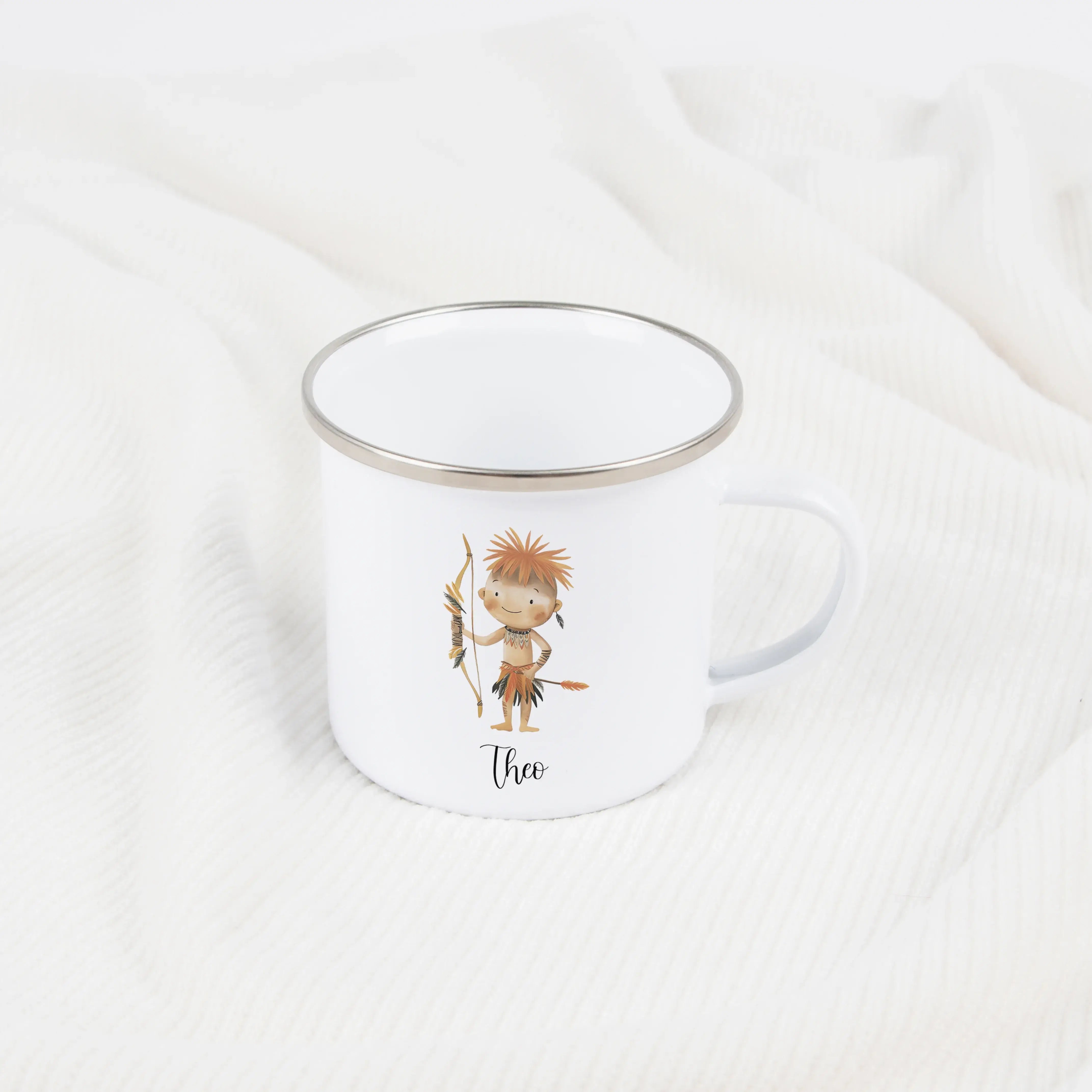 Emaille Tasse Indianer-Emaille Tasse-famprints-Mit der Emaille Tasse Indianer gestaltest du ein persönliches Trinkgefäß, das Kinder im Alltag begleitet und gleichzeitig ein liebevolles Geschenk ist. Das kindgerechte Indianer-Motiv im Aquarellstil wird ind