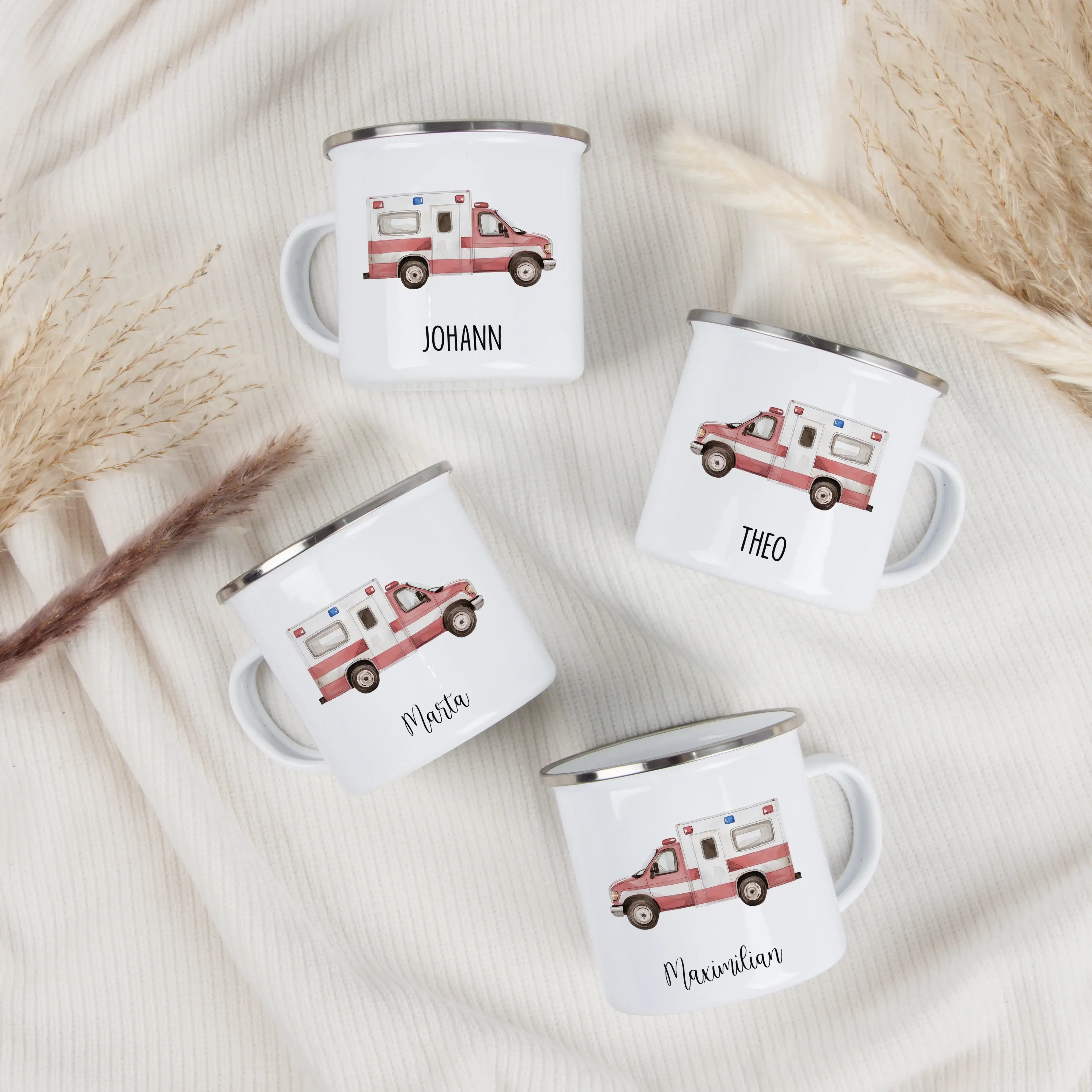 Emaille Tasse Krankenwagen-Emaille Tasse-famprints-Mit der Emaille Tasse Krankenwagen von famprints schenkst du mehr als nur eine Tasse. Du gestaltest ein persönliches Produkt, das den Alltag begleitet und sofort ein Lächeln auslöst. Der detailreich illus