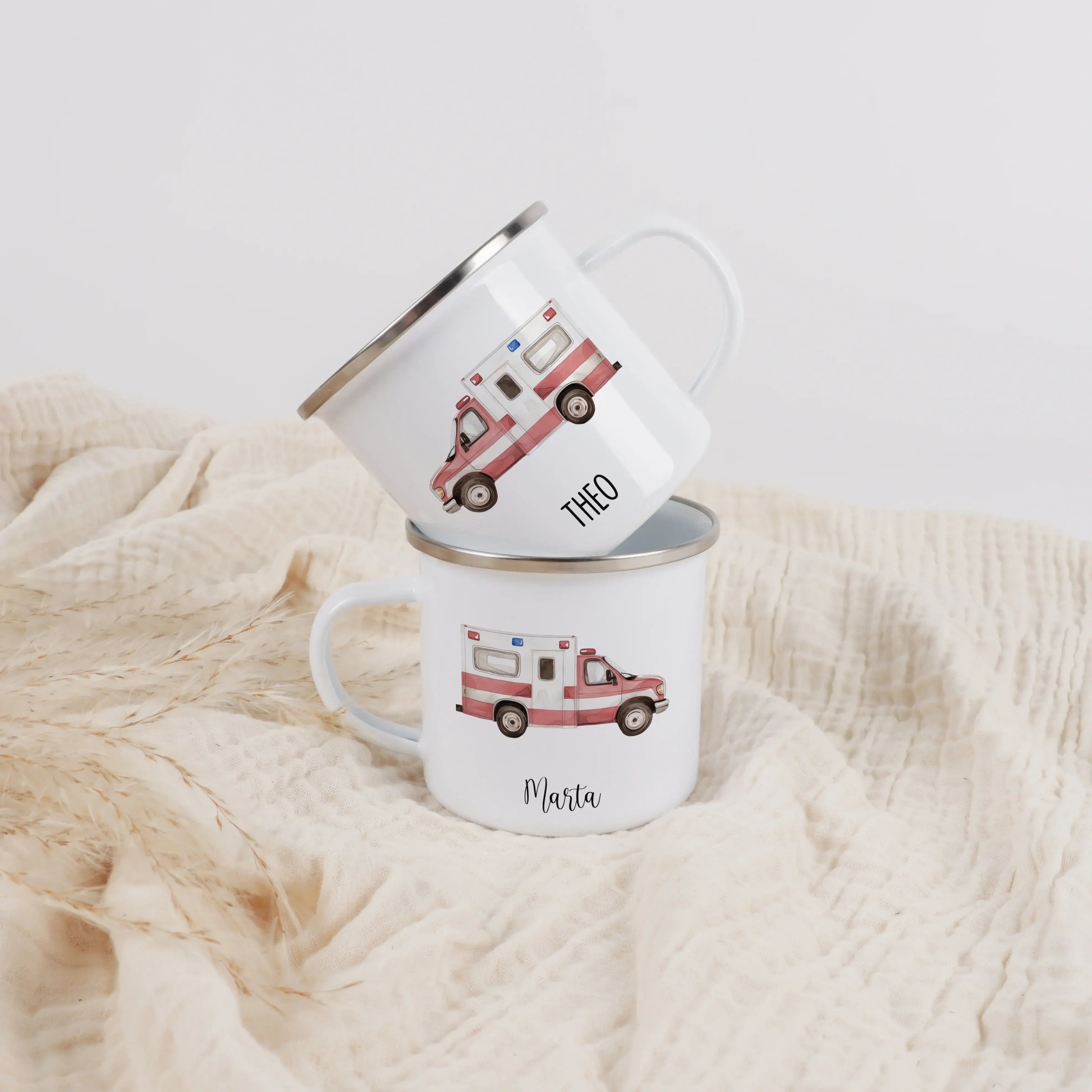Emaille Tasse Krankenwagen-Emaille Tasse-famprints-Mit der Emaille Tasse Krankenwagen von famprints schenkst du mehr als nur eine Tasse. Du gestaltest ein persönliches Produkt, das den Alltag begleitet und sofort ein Lächeln auslöst. Der detailreich illus