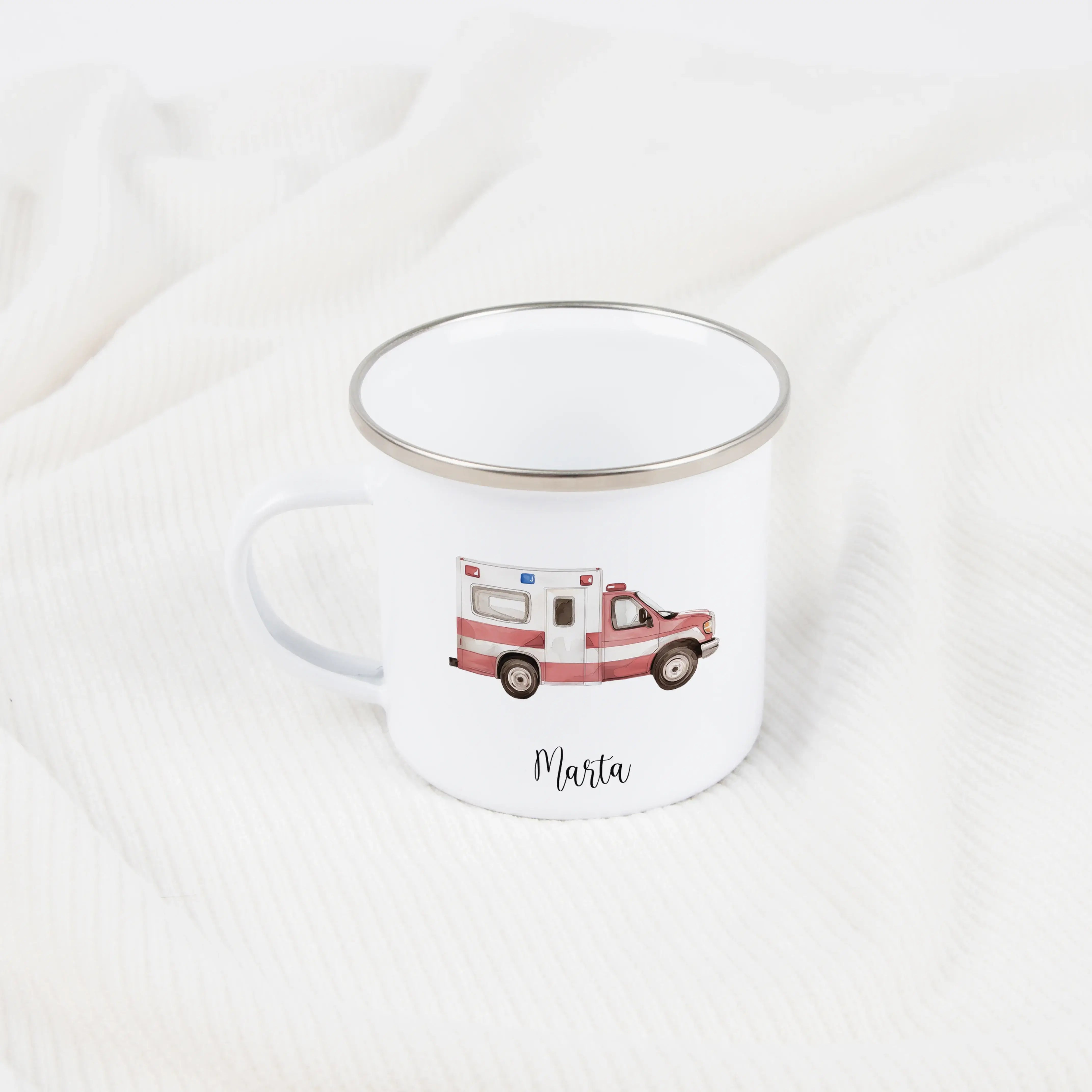 Emaille Tasse Krankenwagen-Emaille Tasse-famprints-Mit der Emaille Tasse Krankenwagen von famprints schenkst du mehr als nur eine Tasse. Du gestaltest ein persönliches Produkt, das den Alltag begleitet und sofort ein Lächeln auslöst. Der detailreich illus